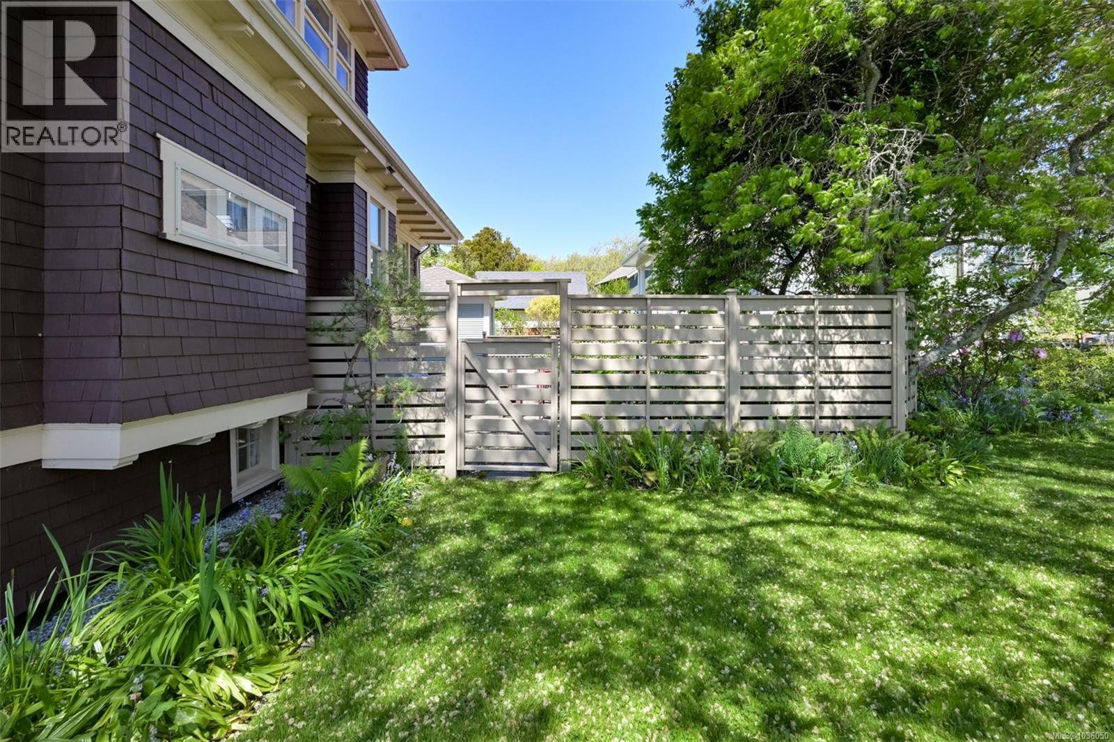  1802 Hollywood Crescent, Victoria