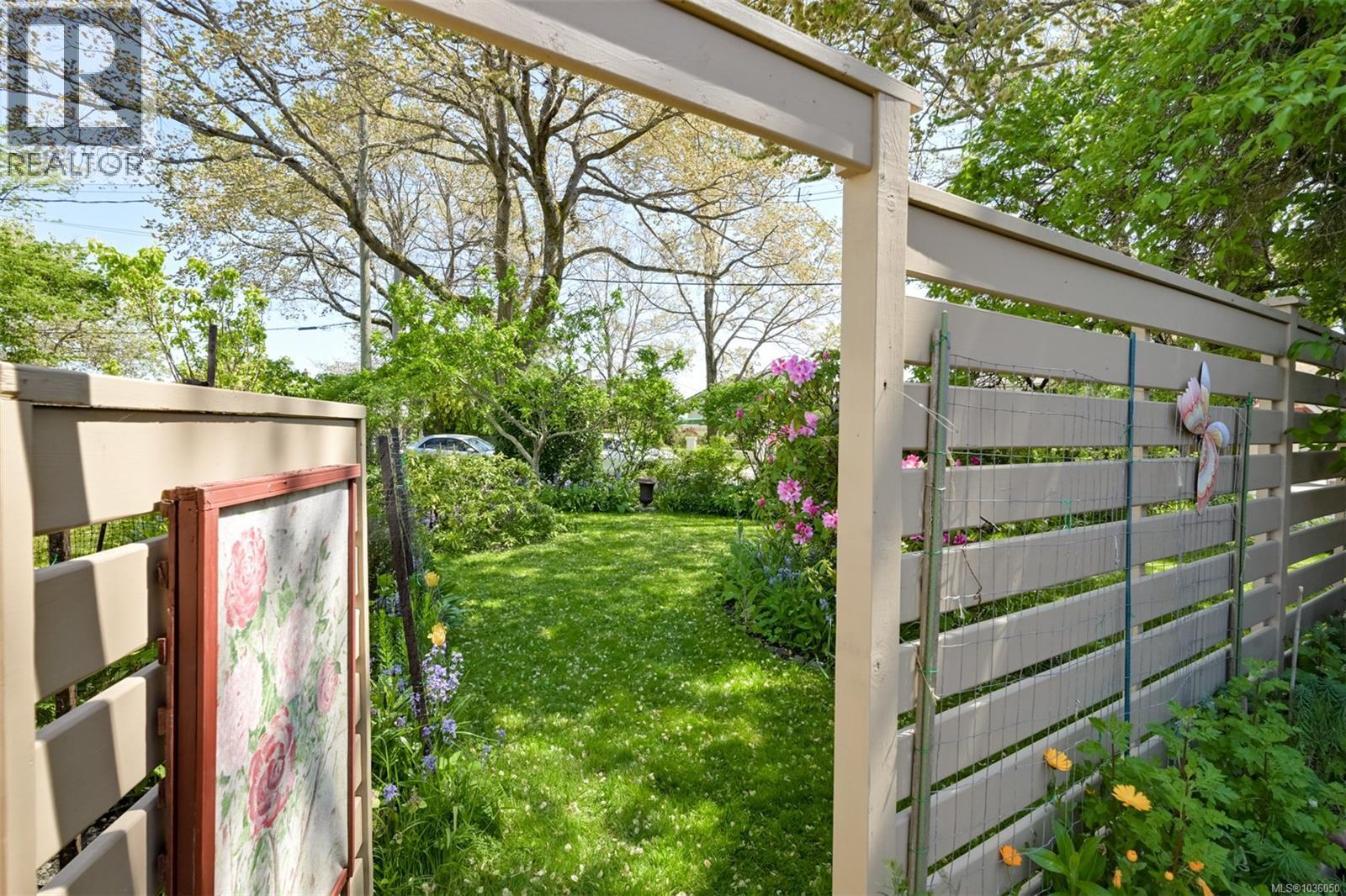  1802 Hollywood Crescent, Victoria