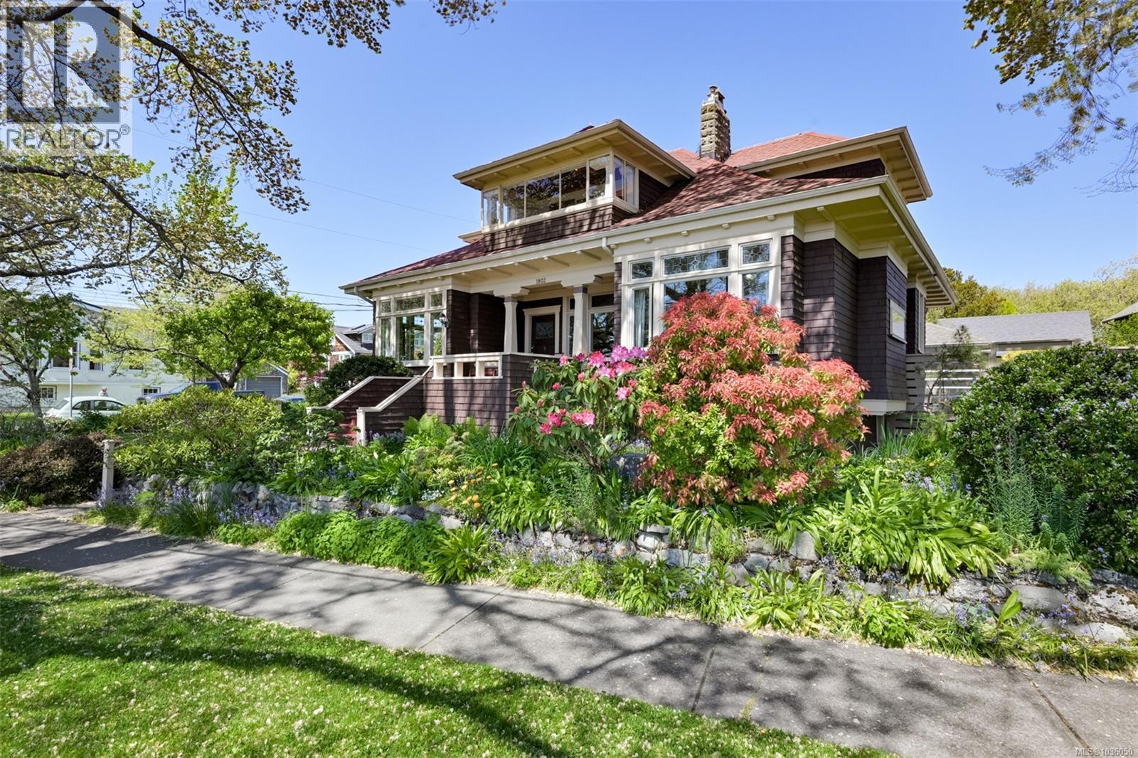  1802 Hollywood Crescent, Victoria