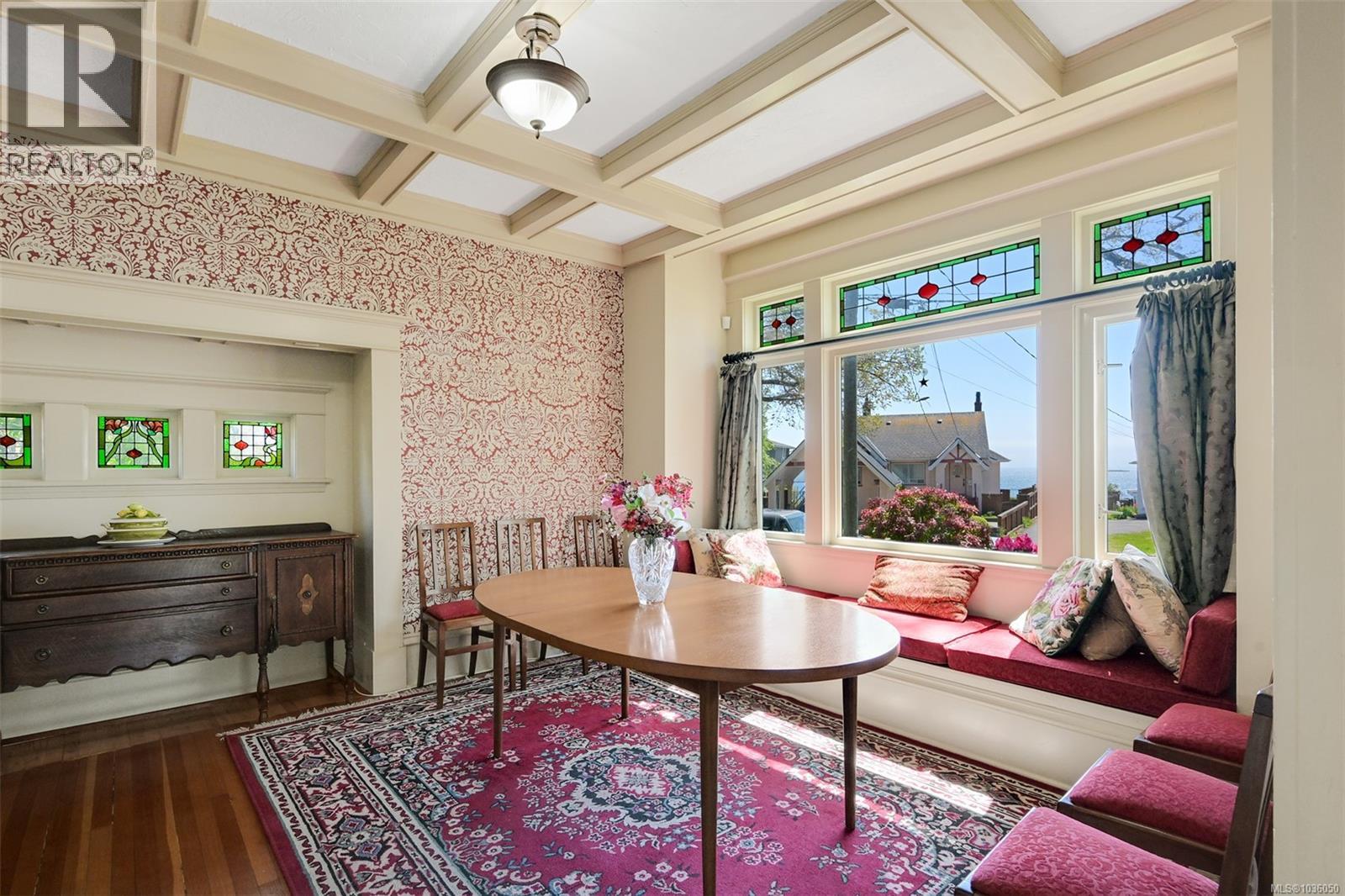  1802 Hollywood Crescent, Victoria