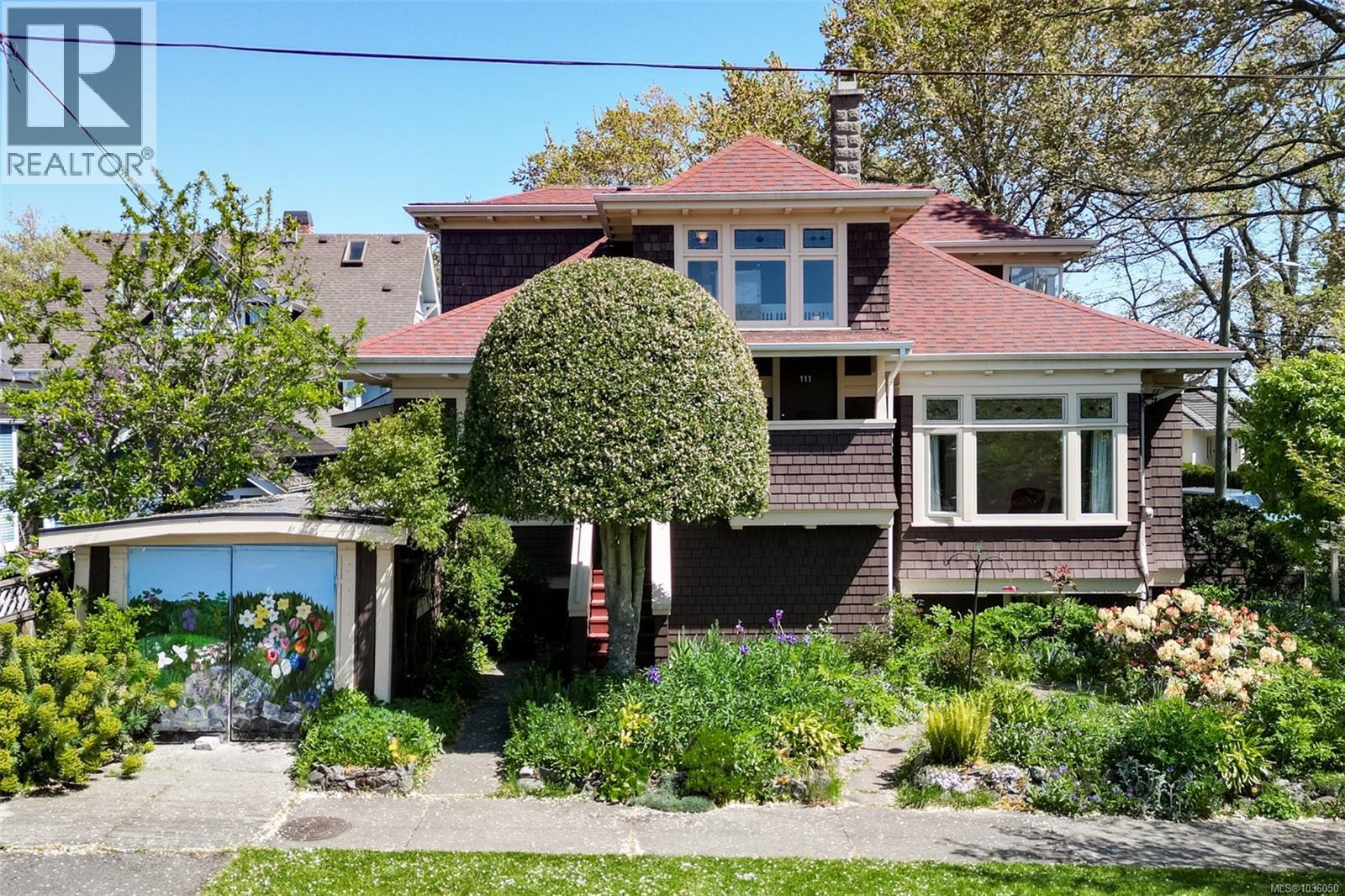  1802 Hollywood Crescent, Victoria