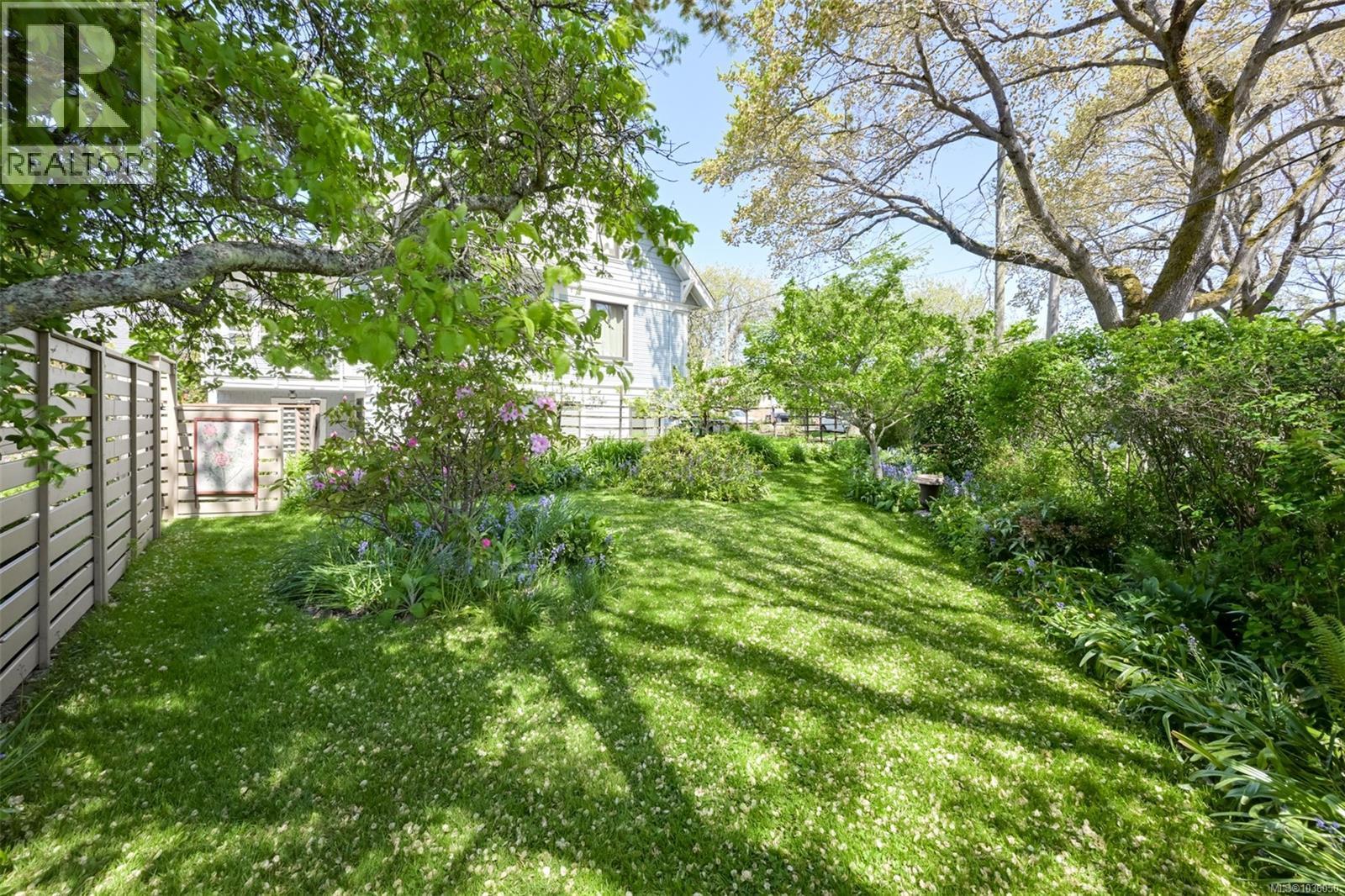  1802 Hollywood Crescent, Victoria