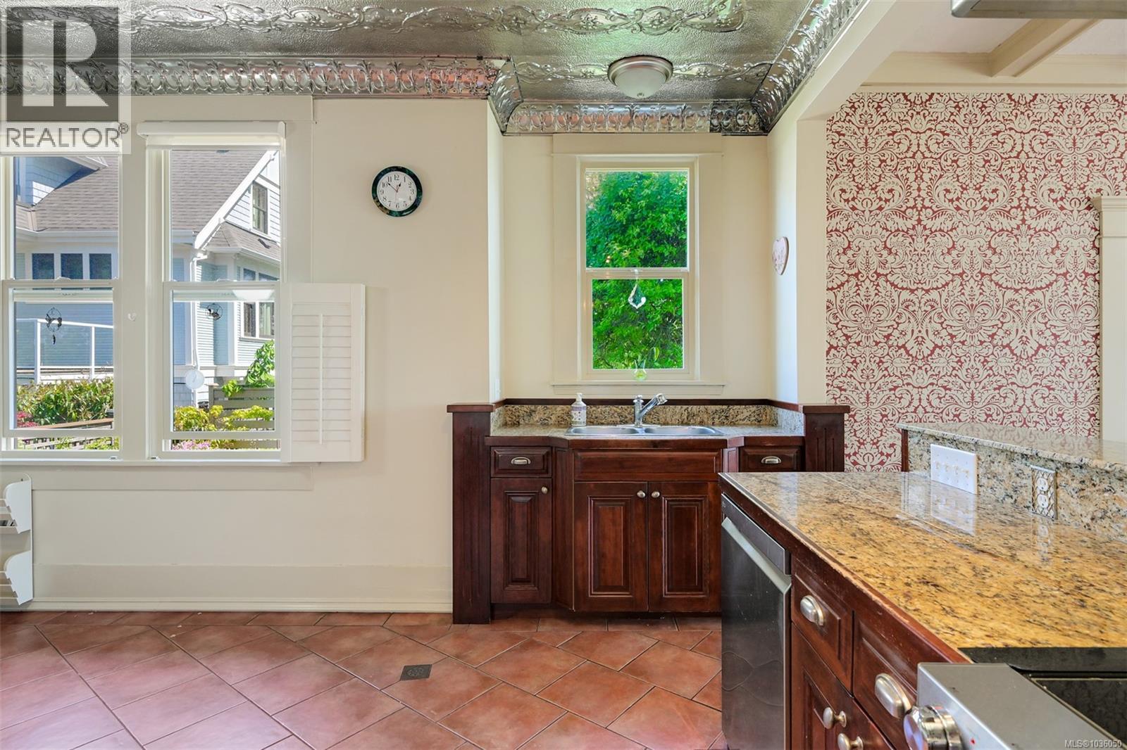  1802 Hollywood Crescent, Victoria