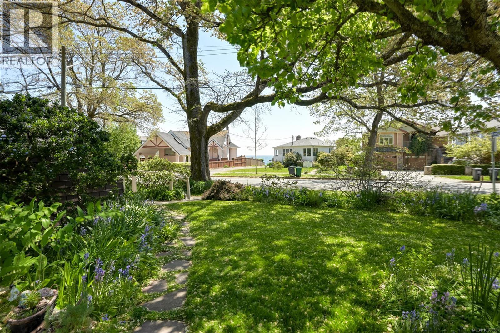 1802 Hollywood Cres - 64