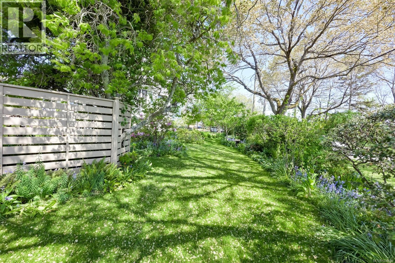 1802 Hollywood Crescent, Victoria
