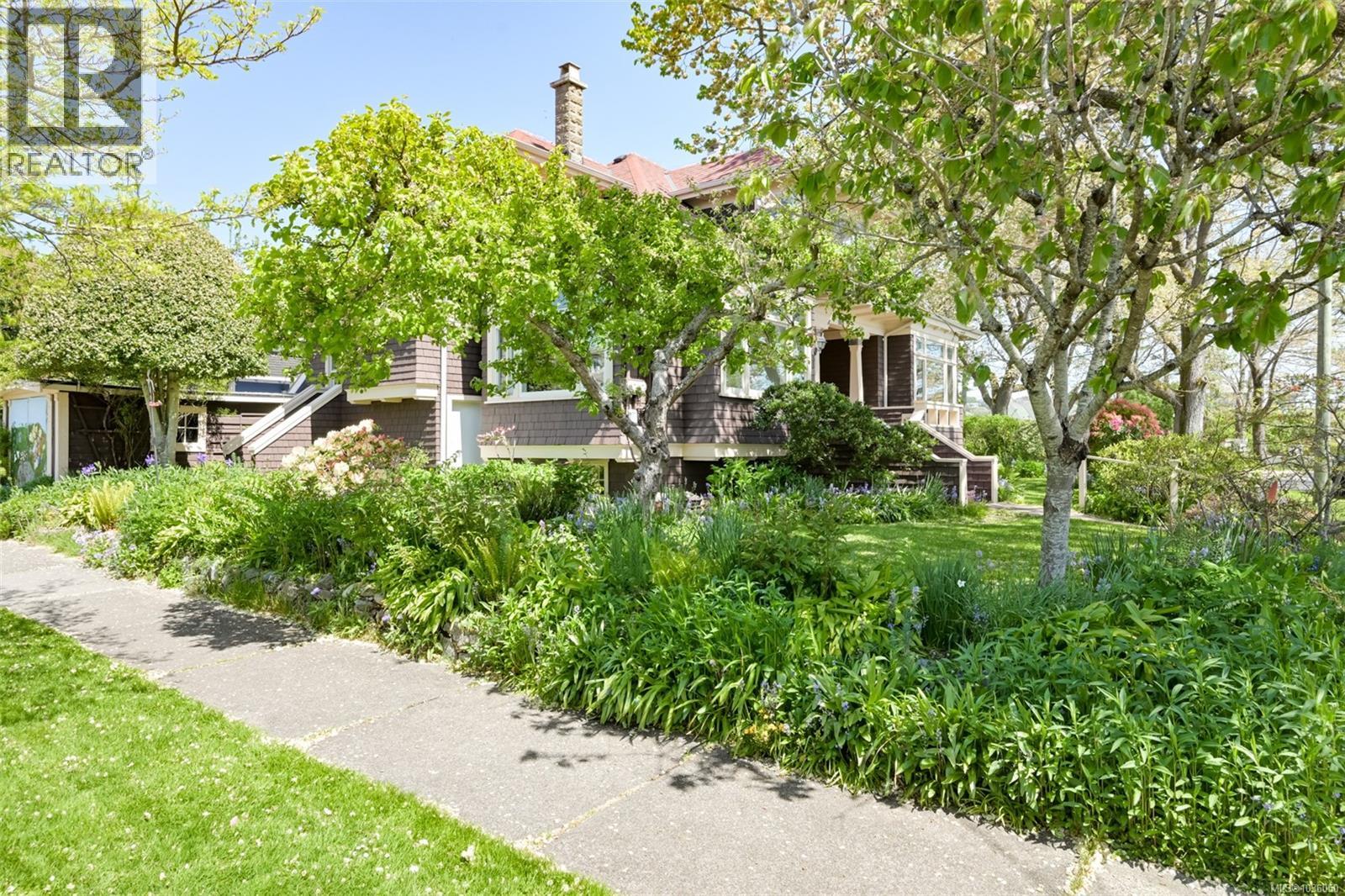 1802 Hollywood Cres - 66