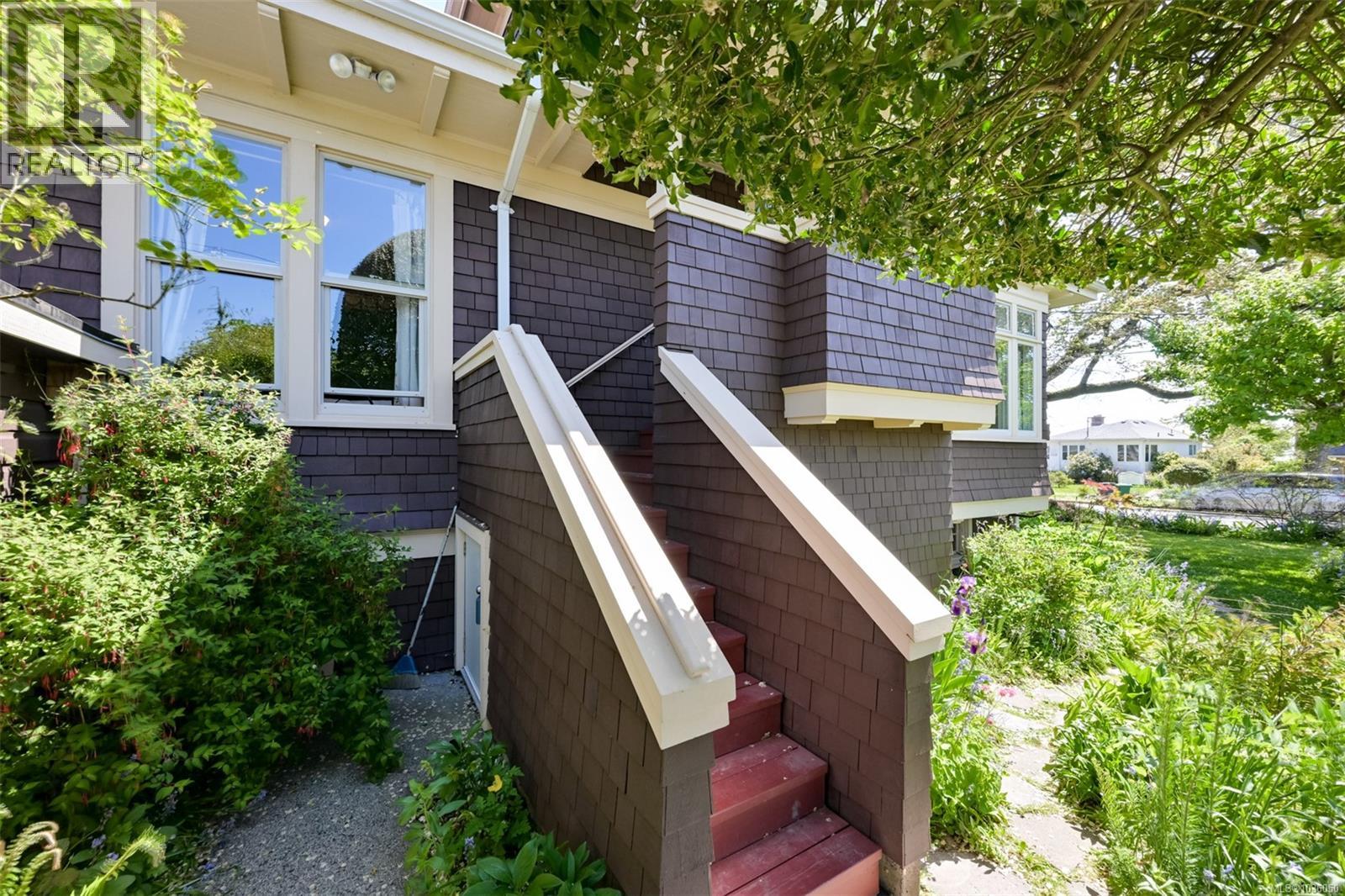 1802 Hollywood Cres - 38