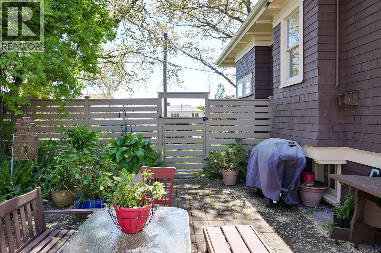  1802 Hollywood Crescent, Victoria