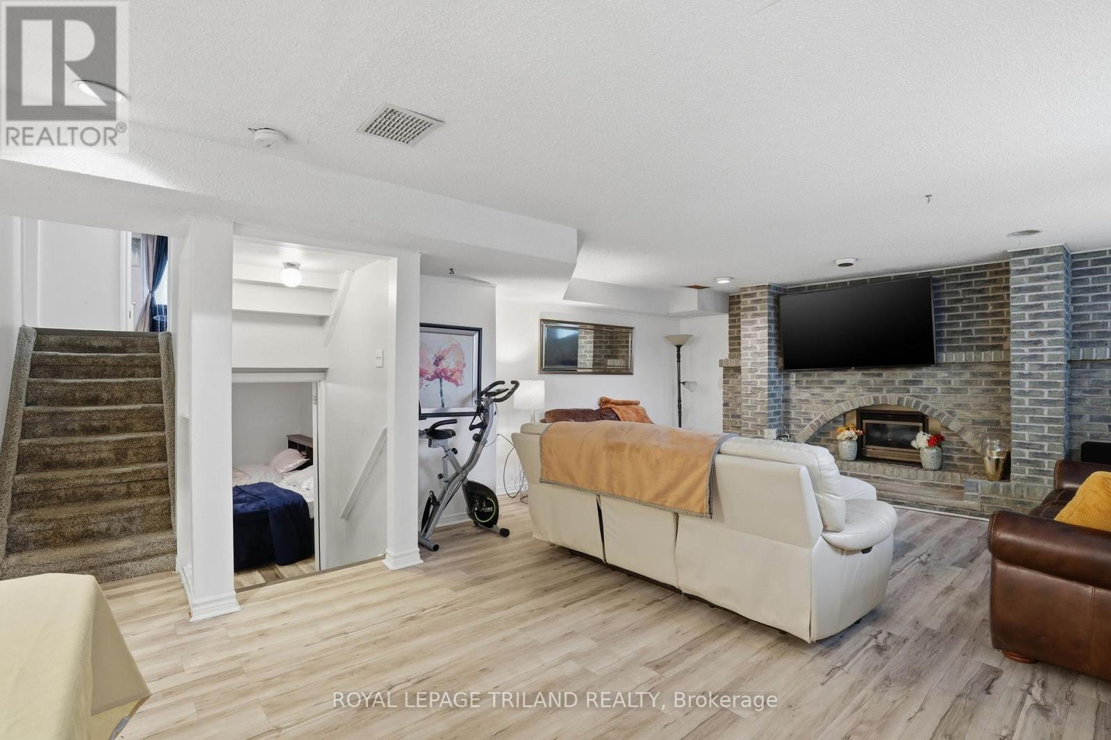 18 TUMBLEWEED CRESCENT - 27