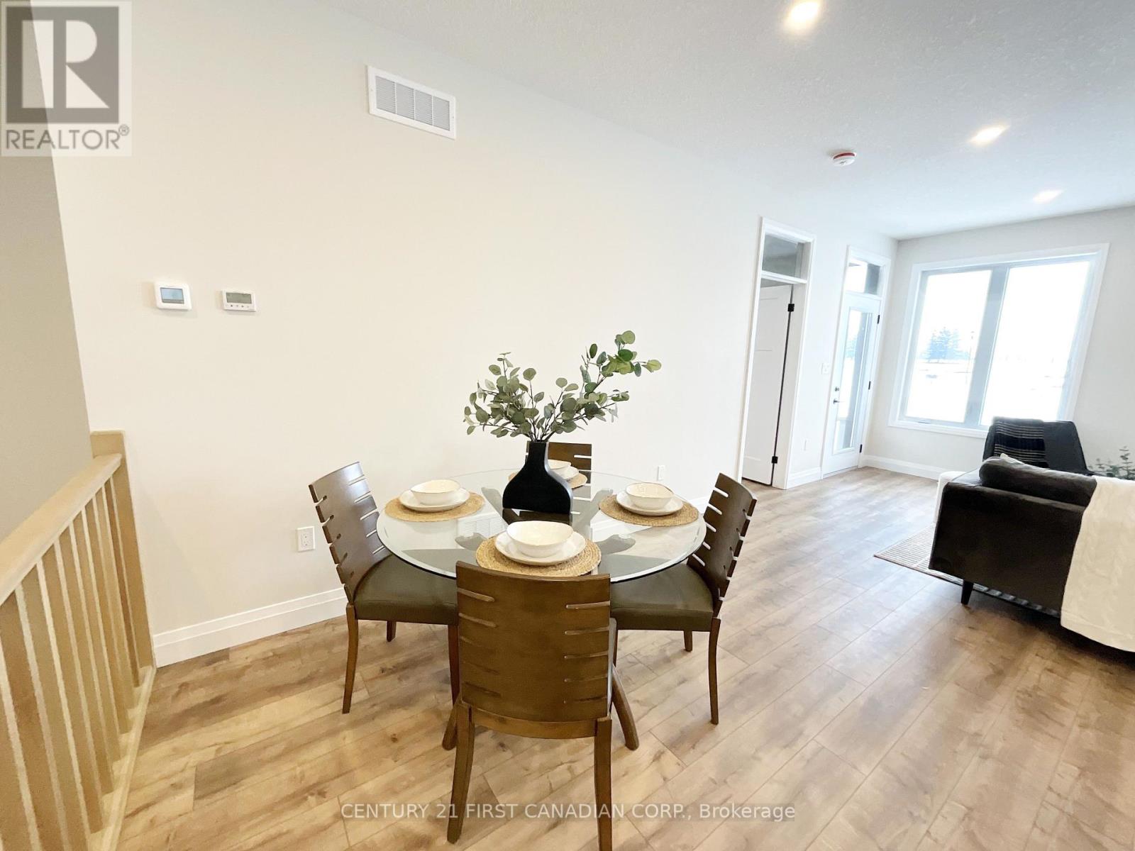 7 POSTMA CRESCENT - 11
