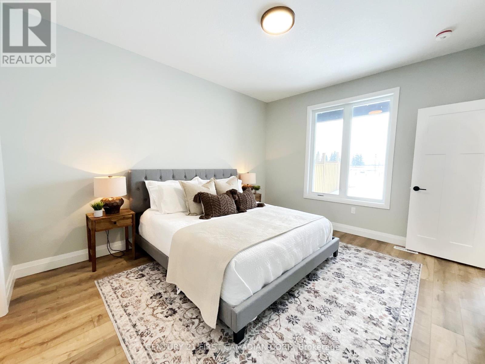 7 POSTMA CRESCENT - 21