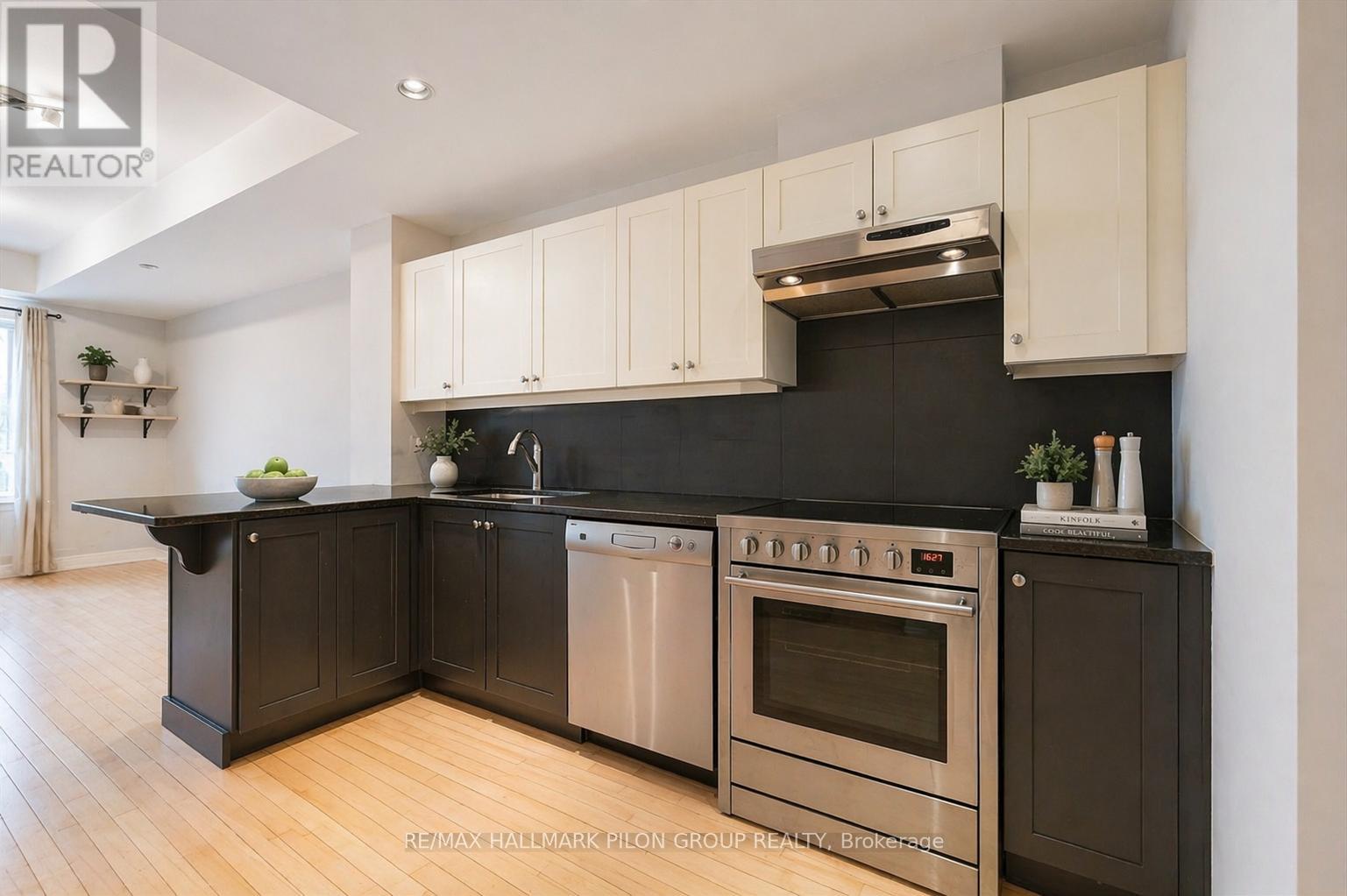 #109 950 MARGUERITE AVENUE - 2