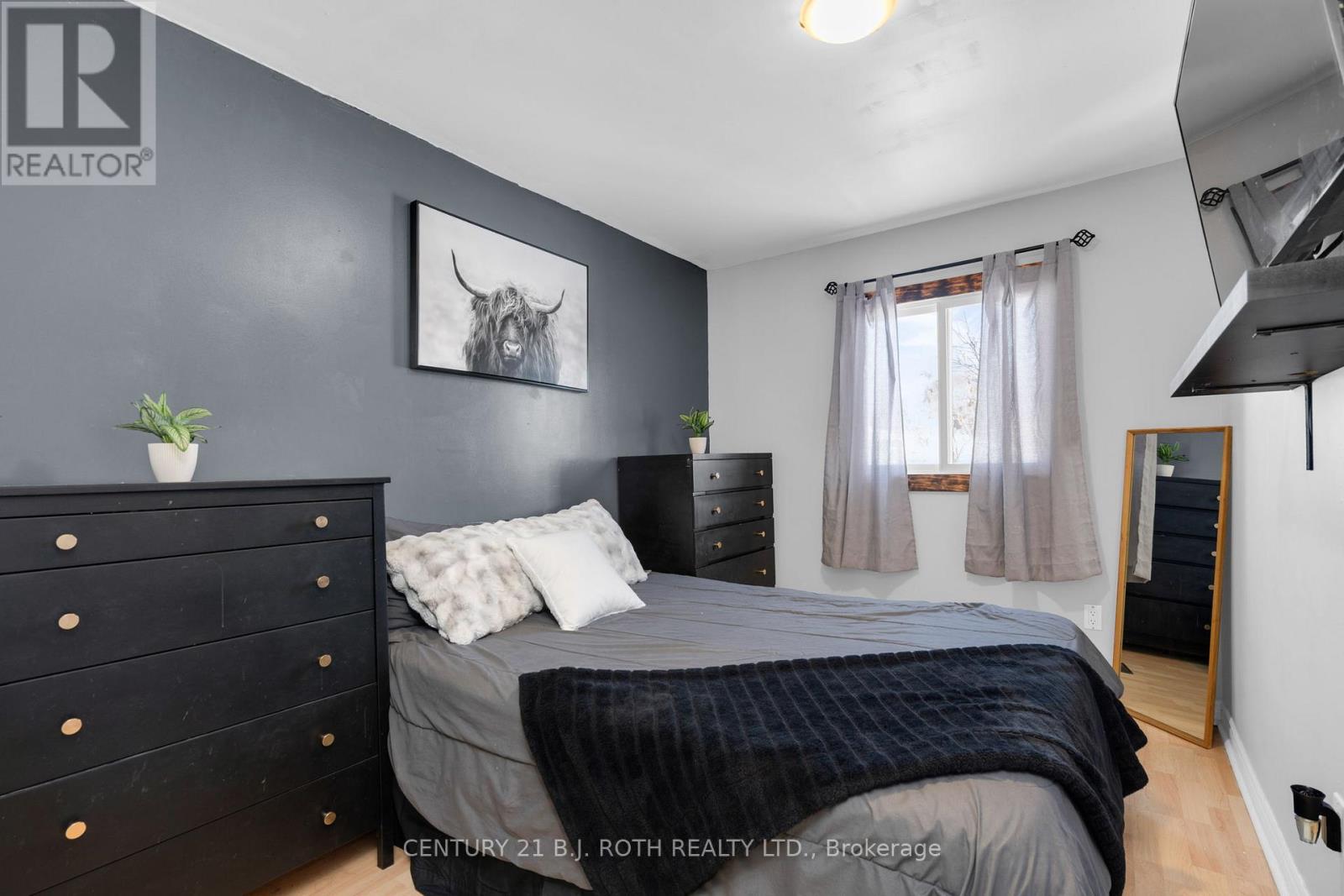 1032 GILMORE AVENUE - 18
