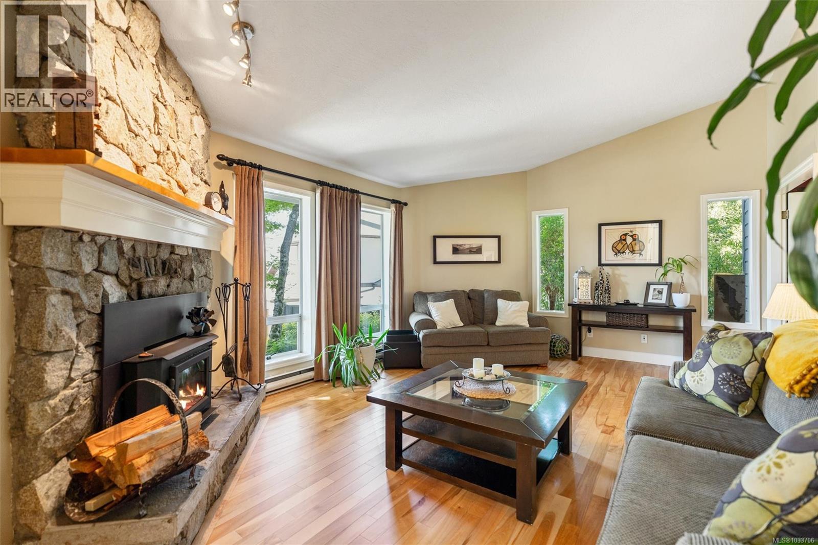  4211 Leaf Hill Green, Saanich