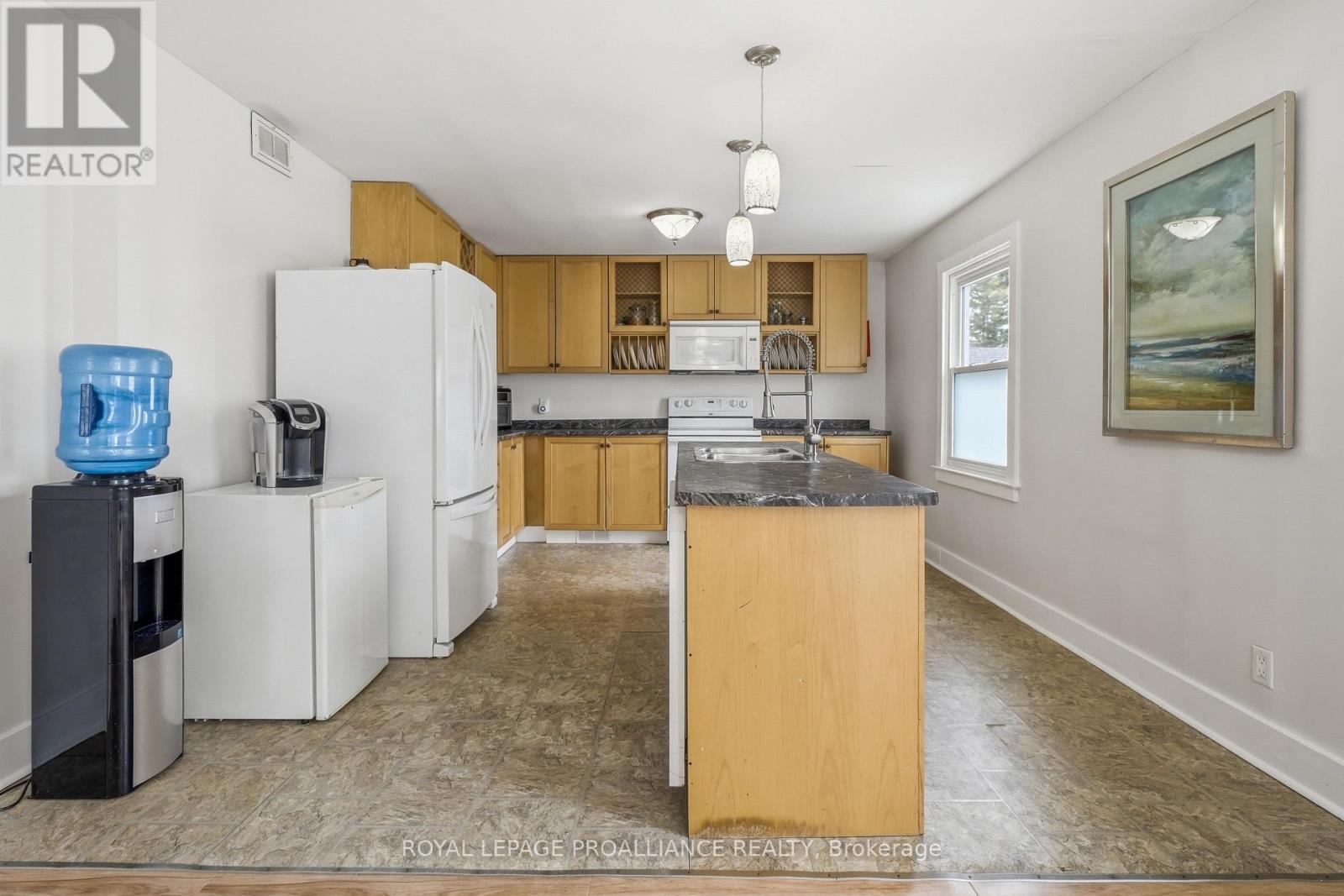 306 DUFFERIN AVENUE - 12