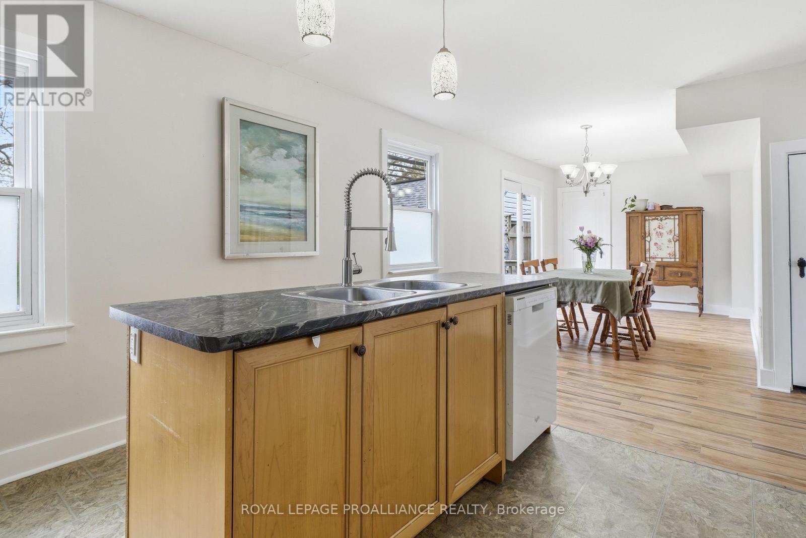 306 DUFFERIN AVENUE - 14