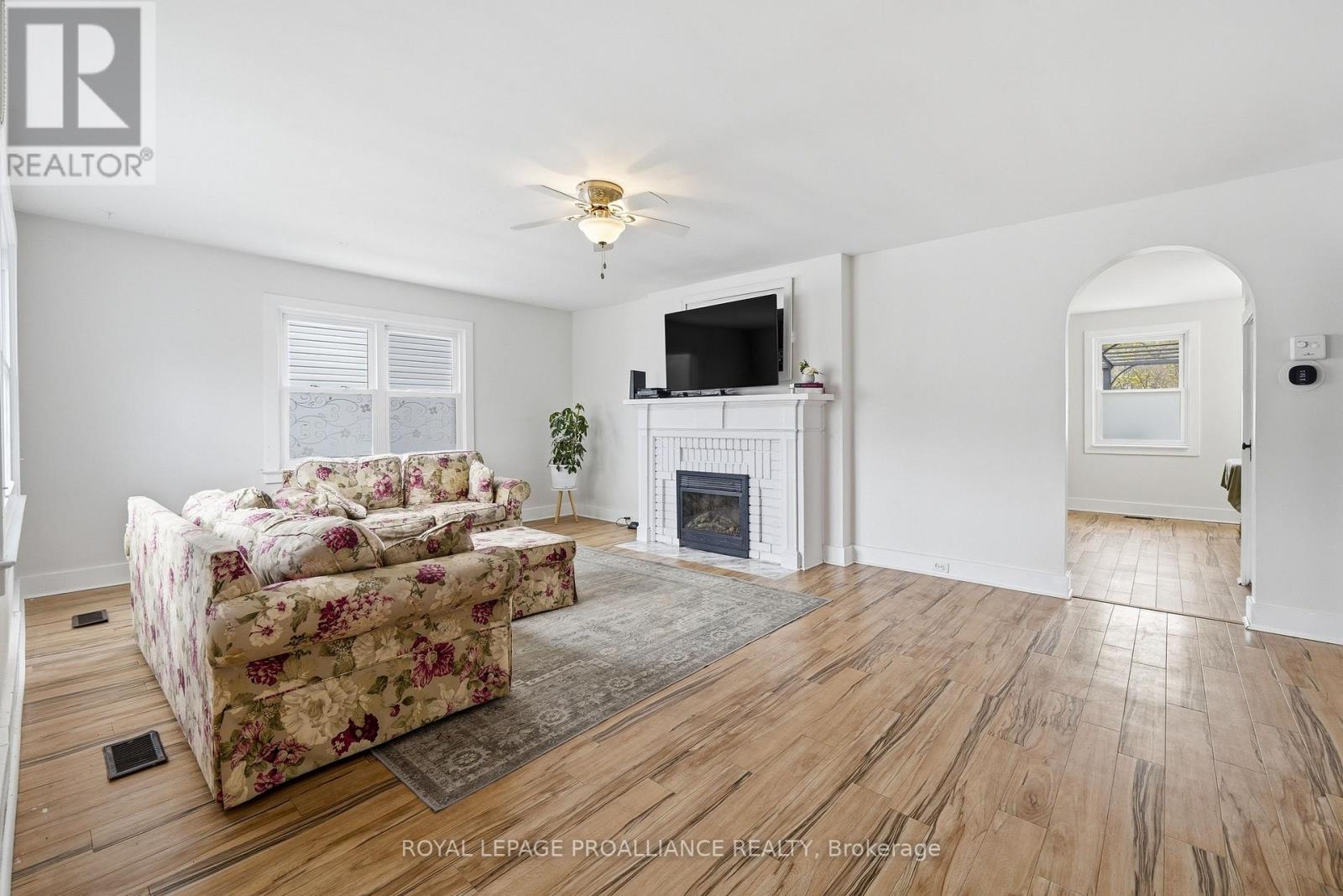 306 DUFFERIN AVENUE - 7
