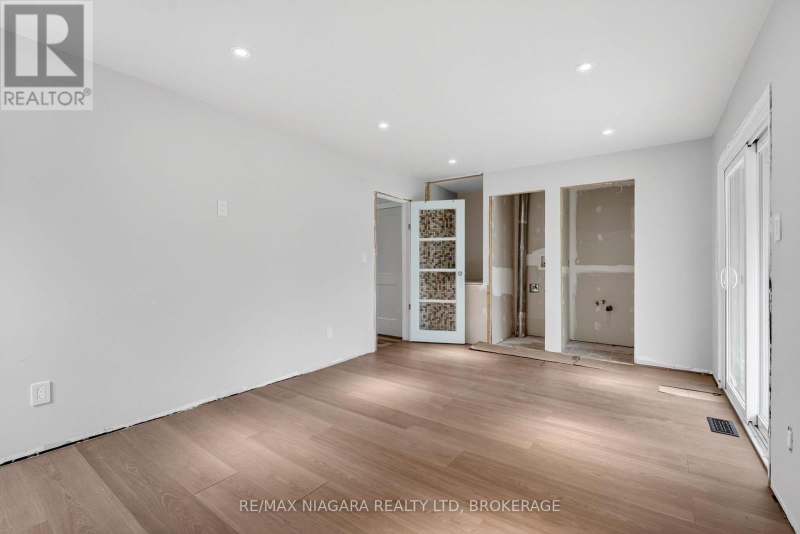 6 COLLIER ROAD N - 28
