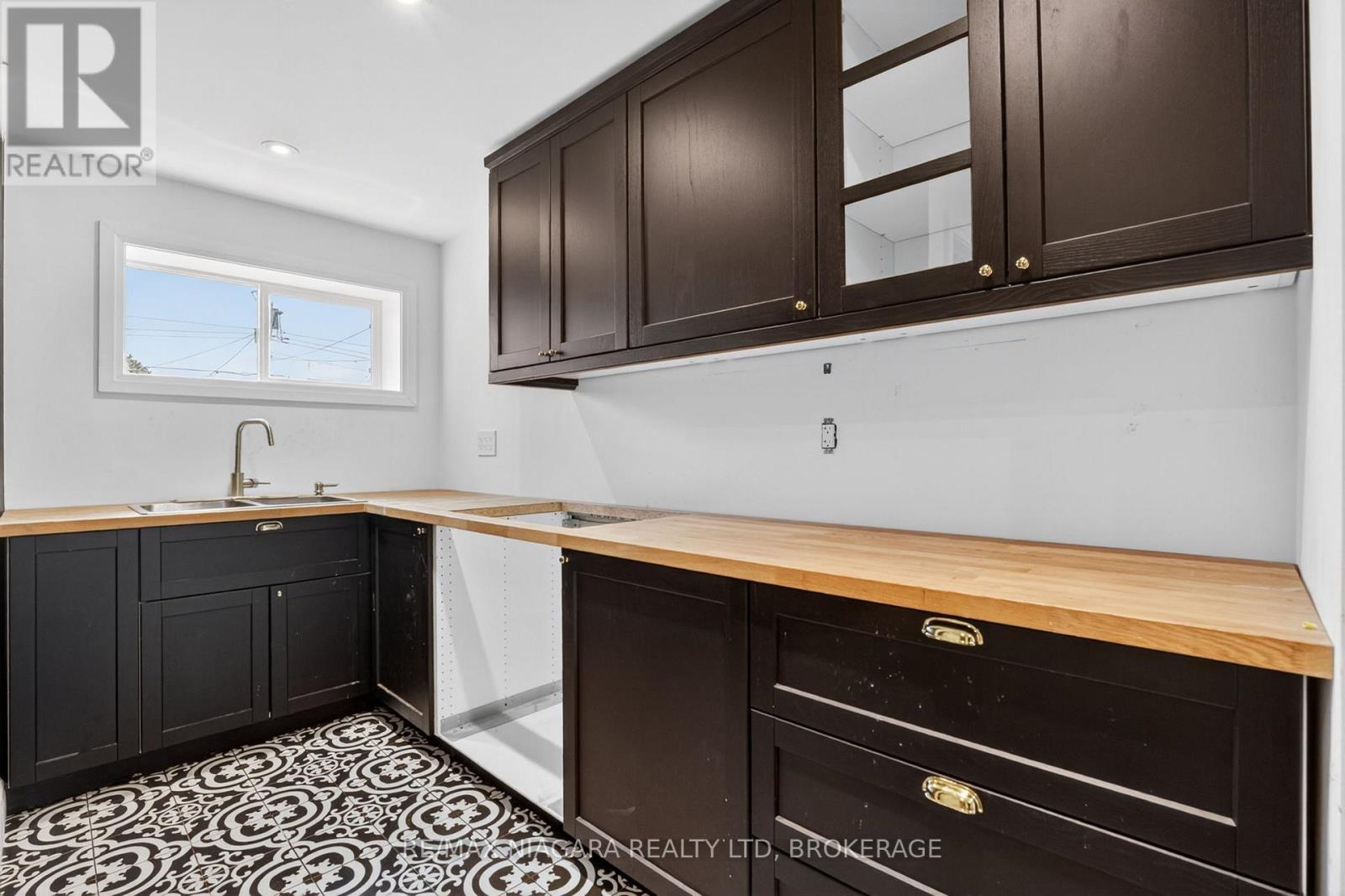 6 COLLIER ROAD N - 32