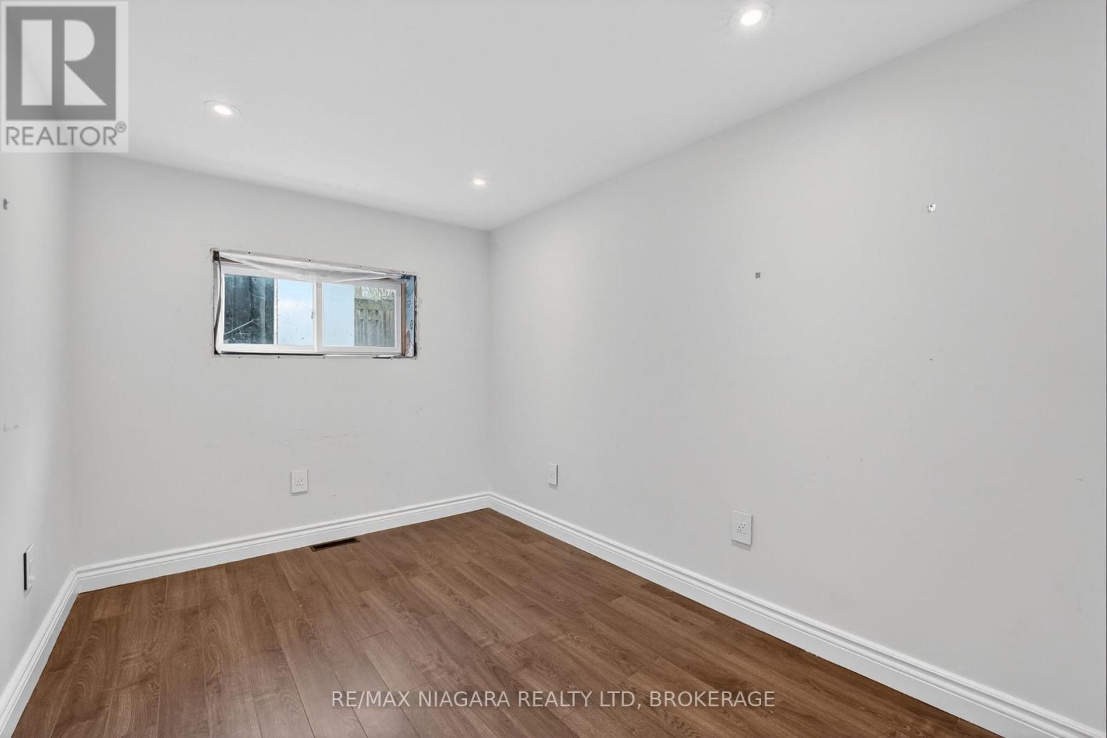 6 COLLIER ROAD N - 35