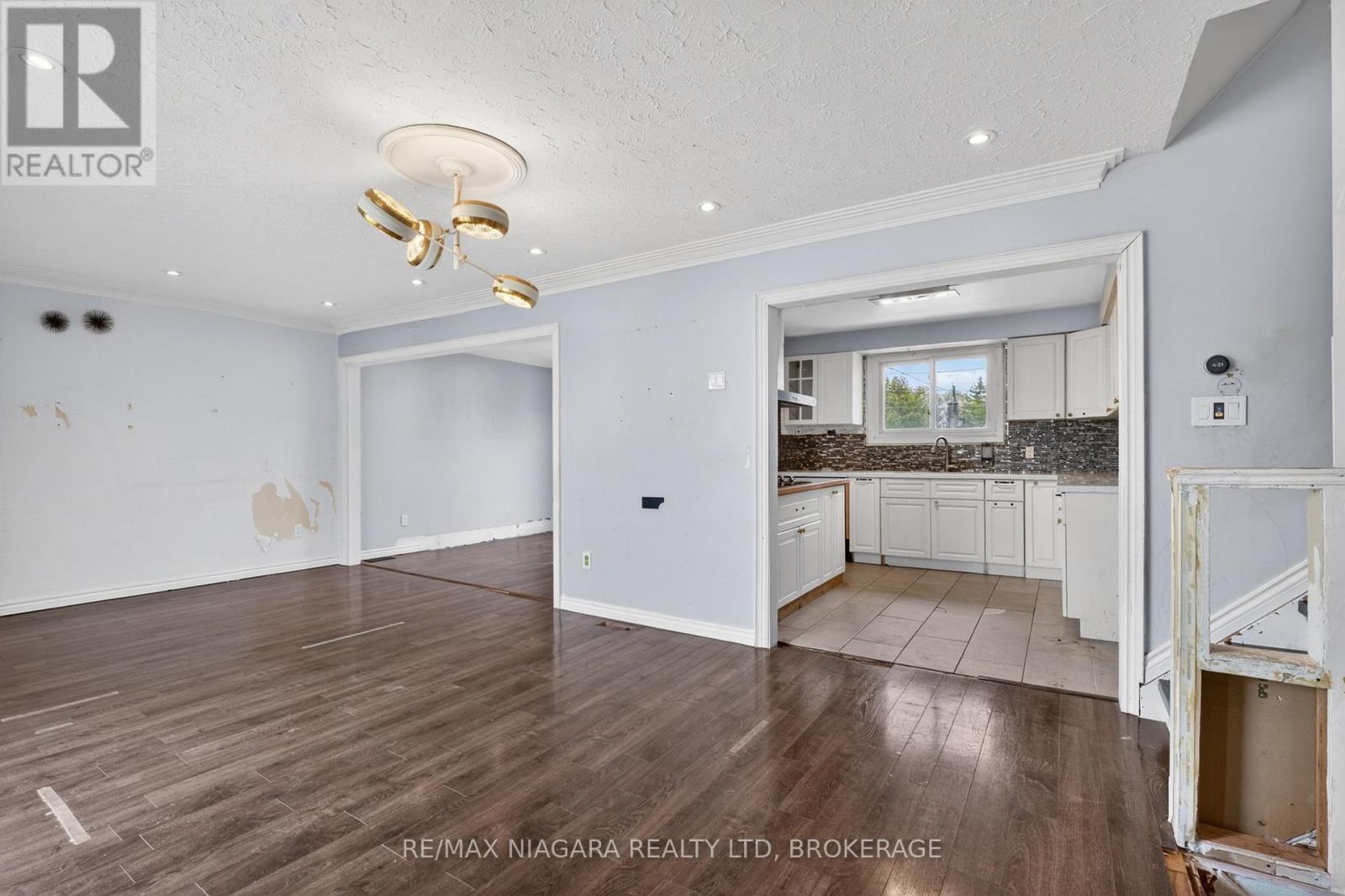 6 COLLIER ROAD N - 6