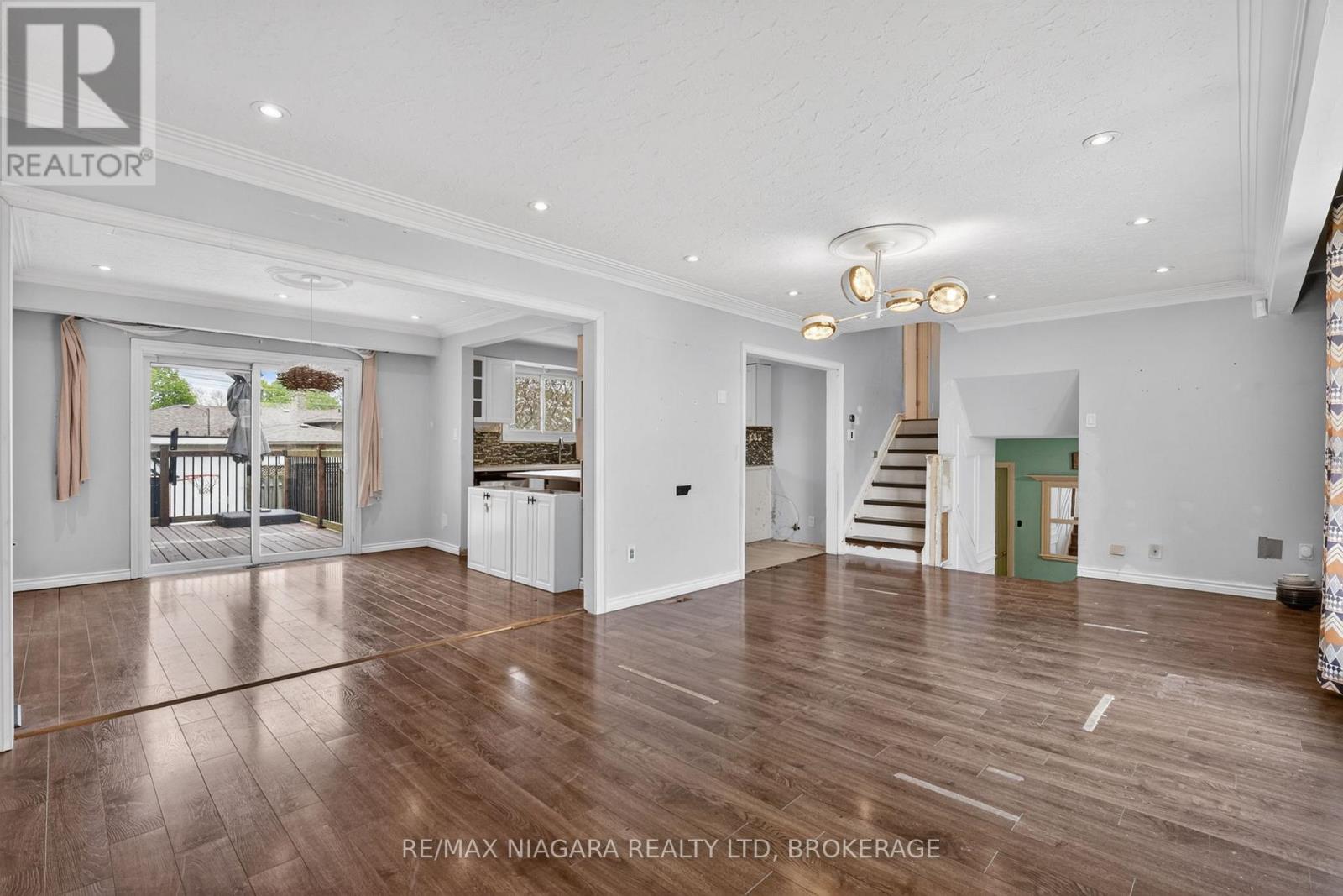 6 COLLIER ROAD N - 7