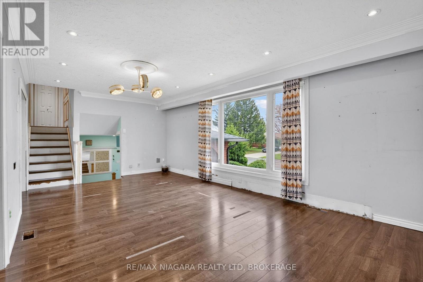 6 COLLIER ROAD N - 8