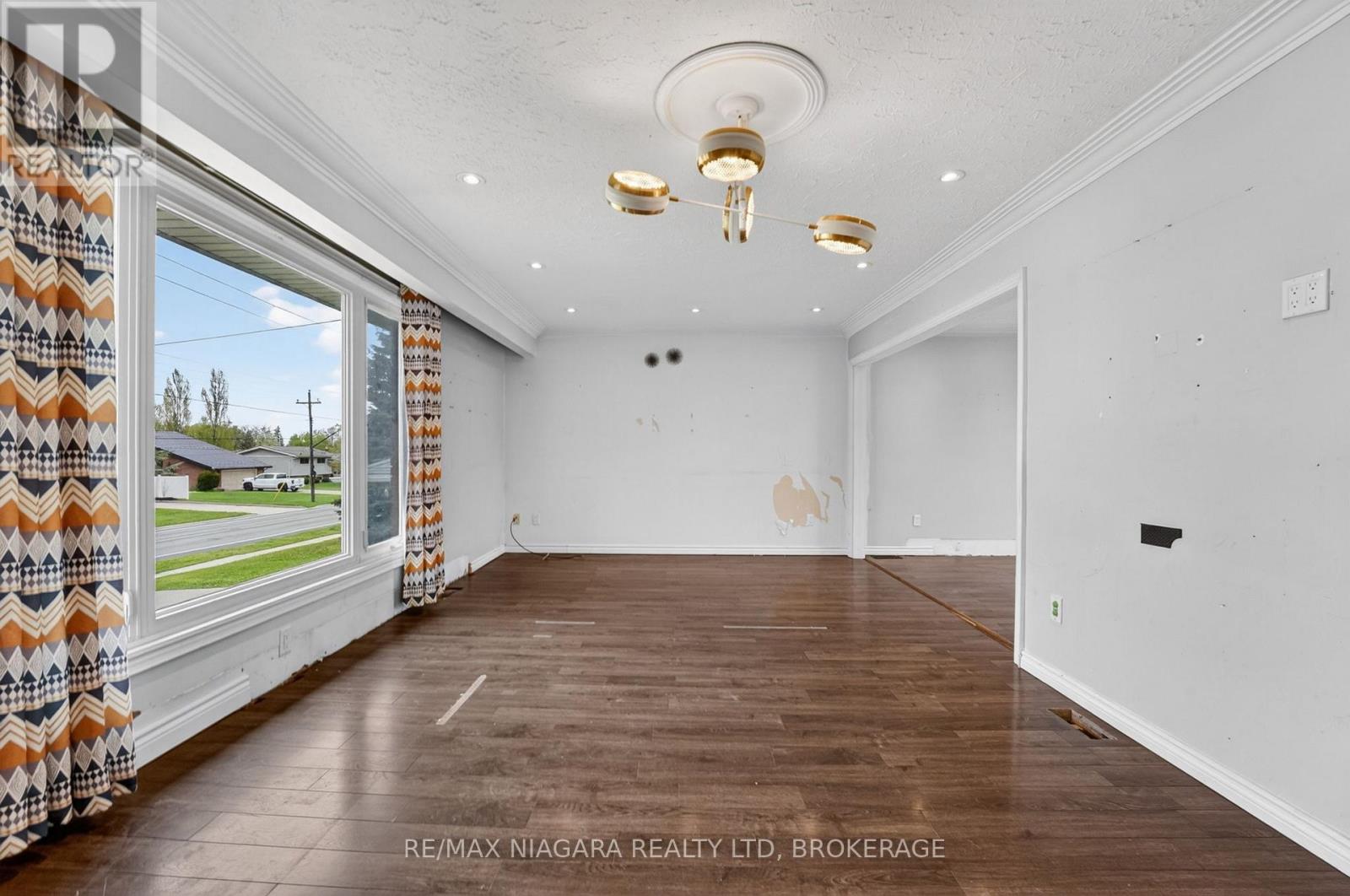 6 COLLIER ROAD N - 9
