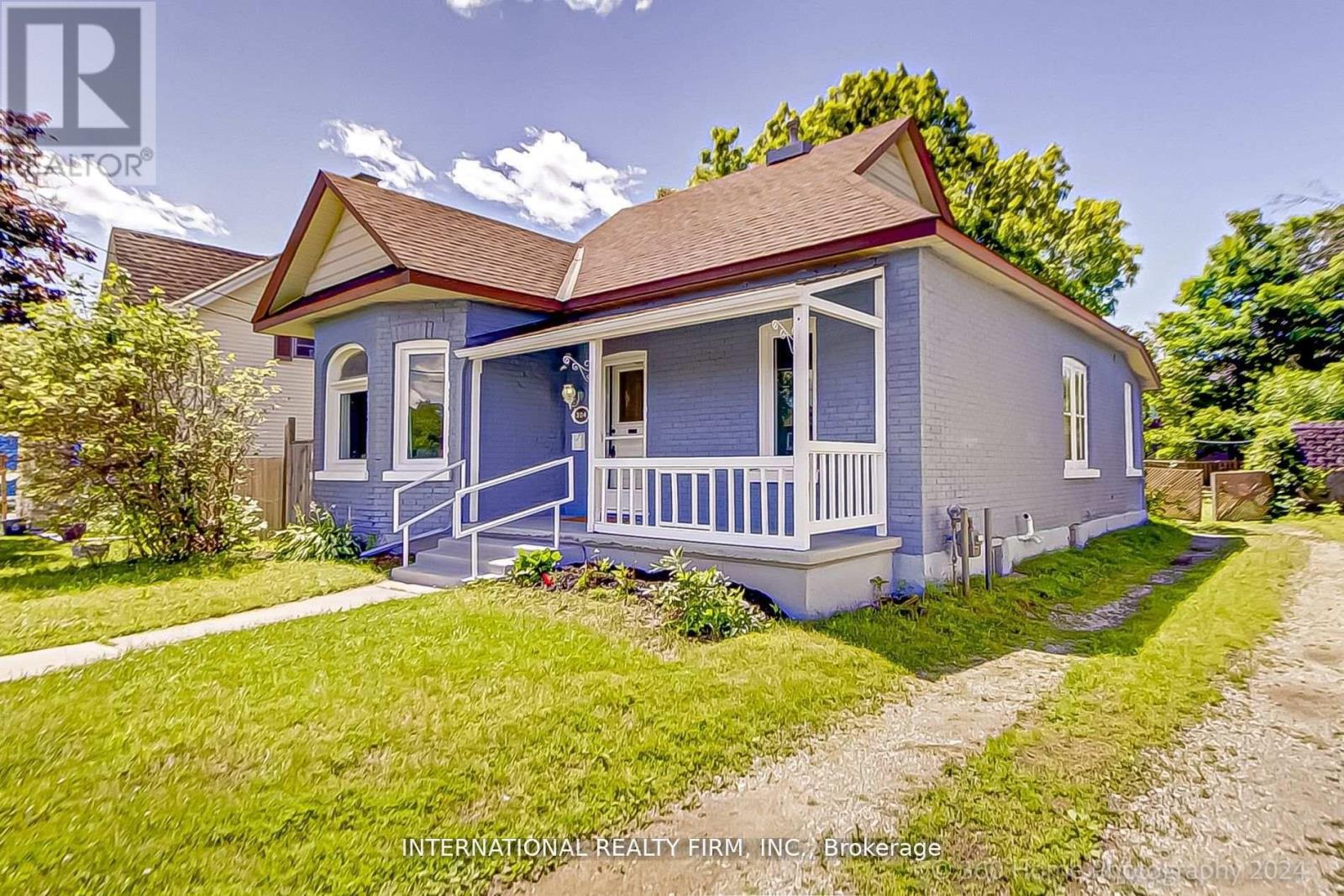 304 INNISFIL STREET - 2