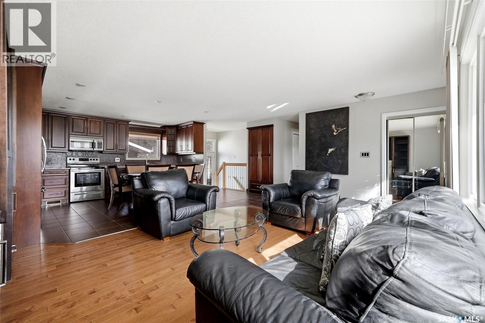 730 MCINTOSH STREET N - 4