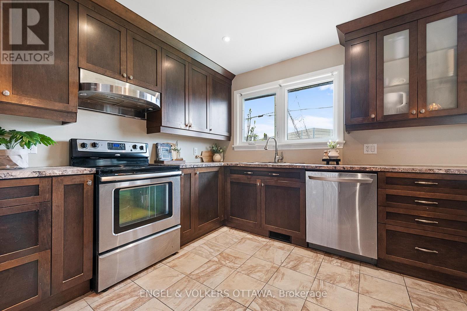989 CONNAUGHT AVENUE - 9