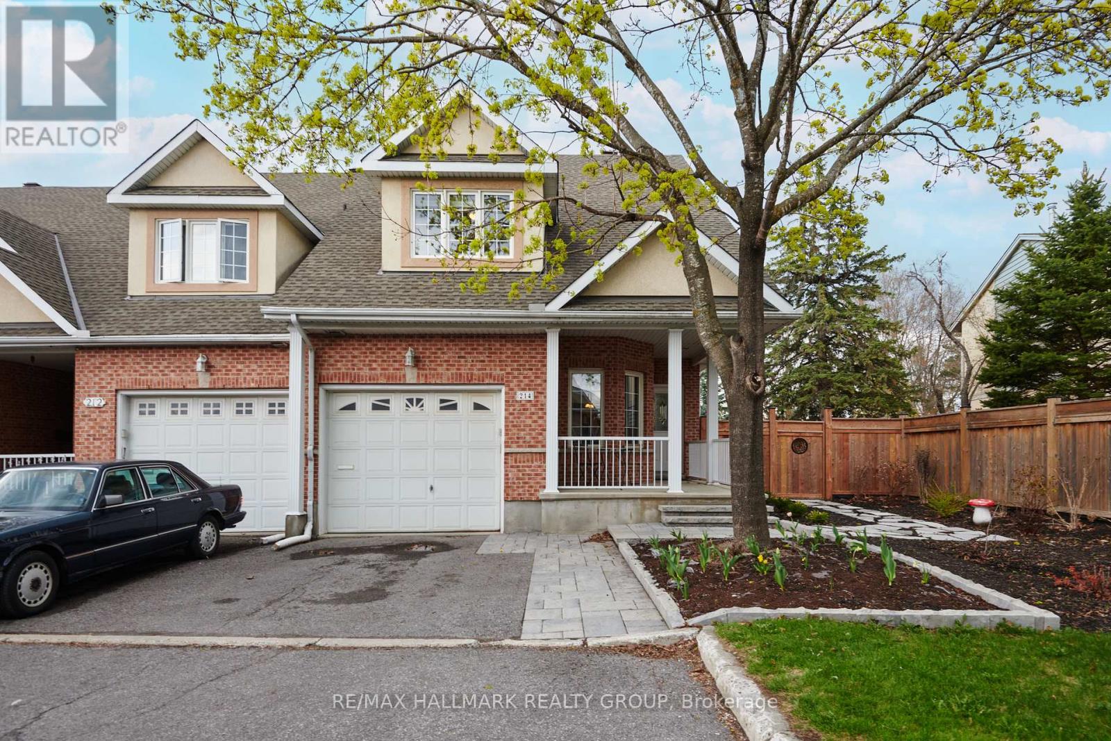 WELCOME | 2 bed (convertible to 3) 3 bath end unit