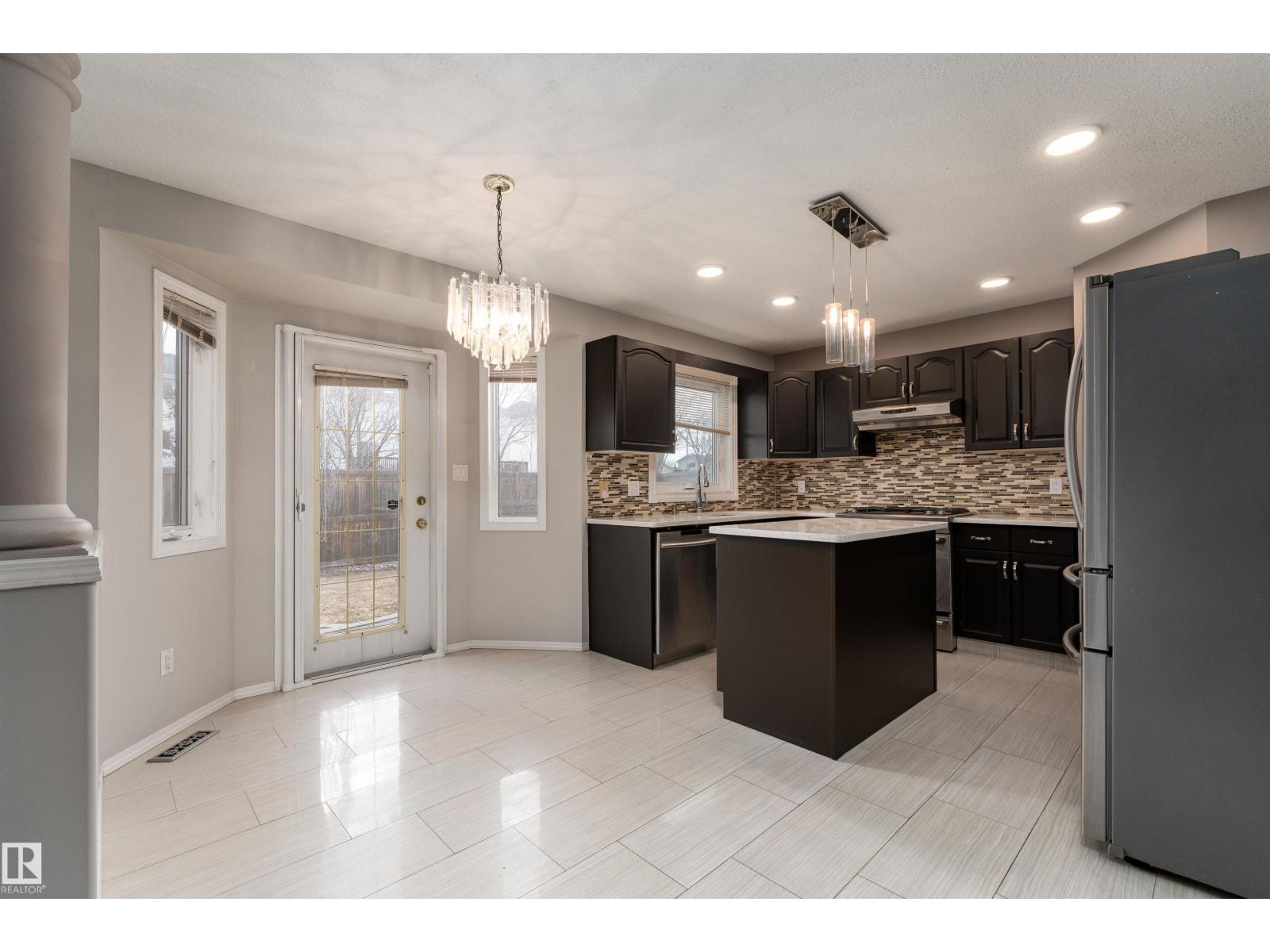8407 160 AV NW, Edmonton