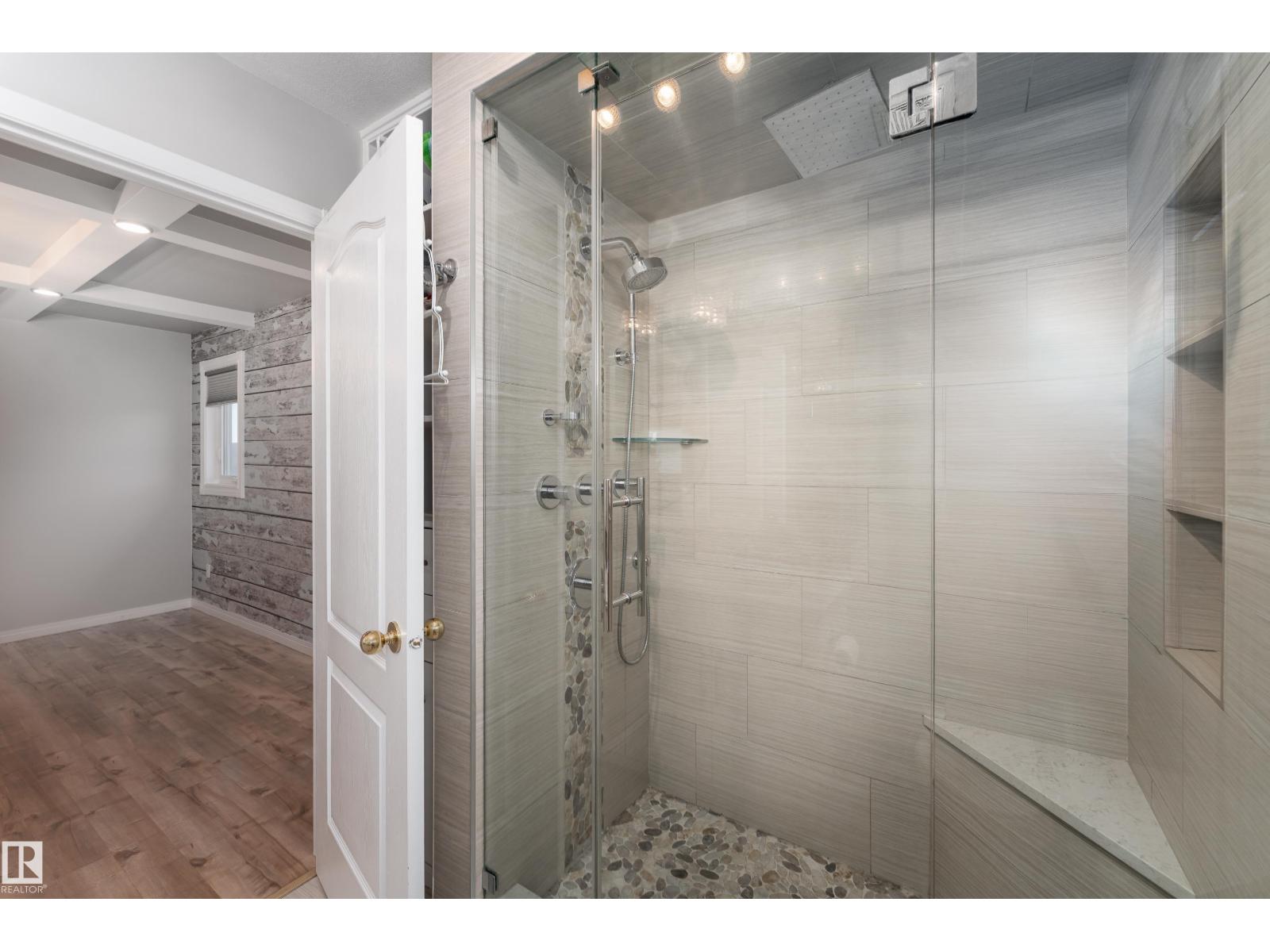 8407 160 AV NW, Edmonton
