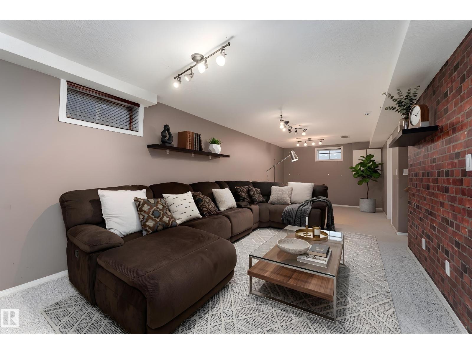 8407 160 AV NW, Edmonton