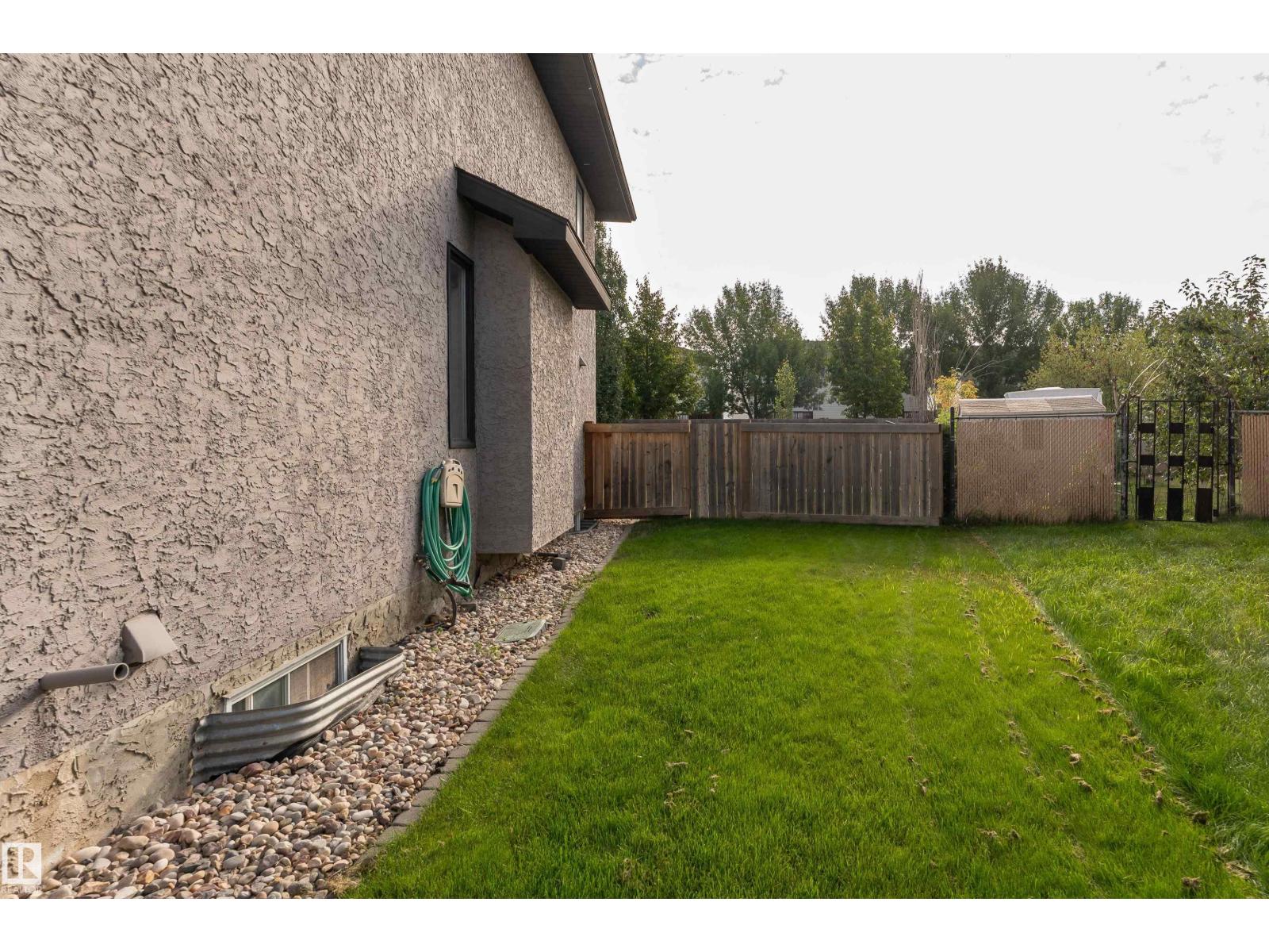 8407 160 AV NW, Edmonton
