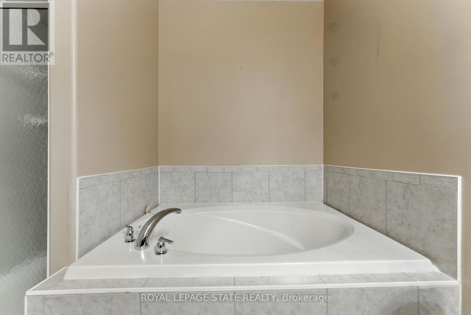 #6 40 WESLEYAN COURT - 19