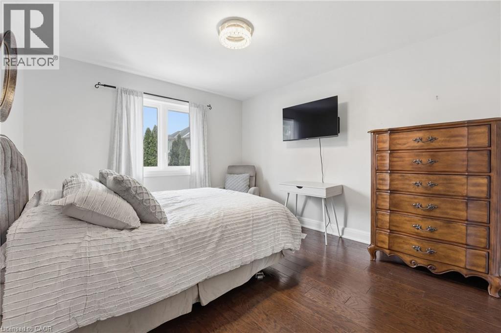 28 DEERVIEW Avenue - 33
