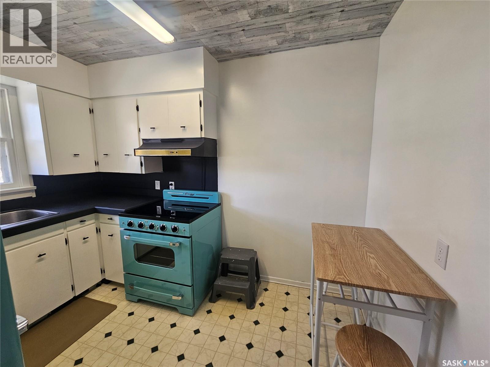 421 3rd STREET E - 6