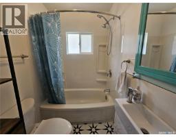 421 3rd Street E, Shaunavon, SK S0N2M0 Photo 12