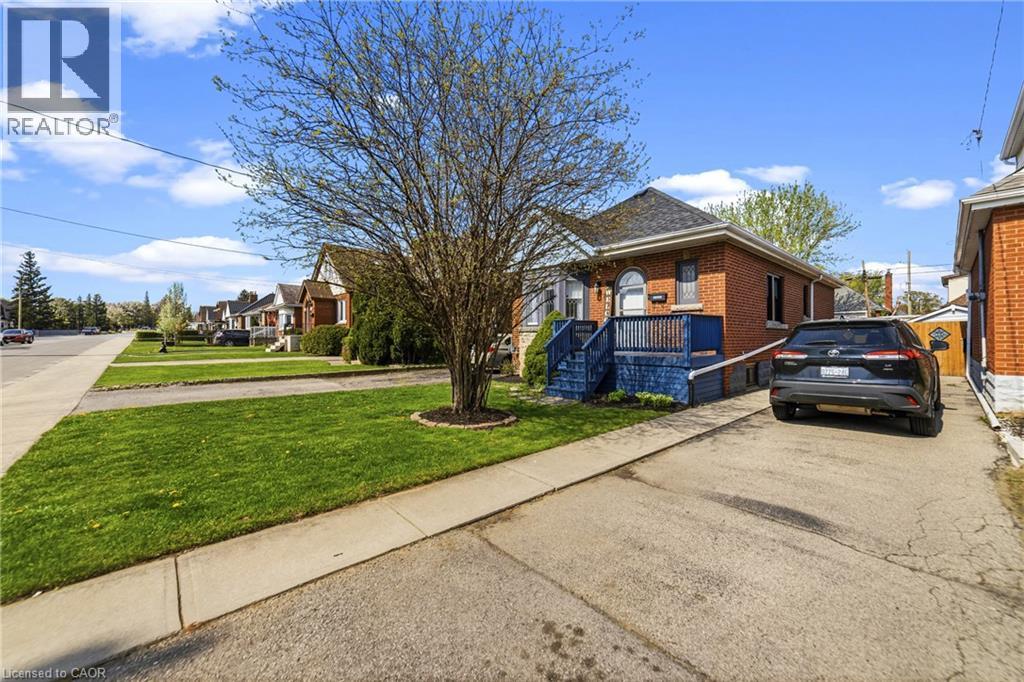 8 BARONS Avenue S, Hamilton, Ontario, L8K2X9 — Photo 2