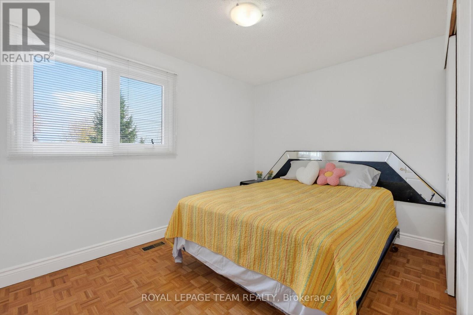 98 CANTER BOULEVARD - 26