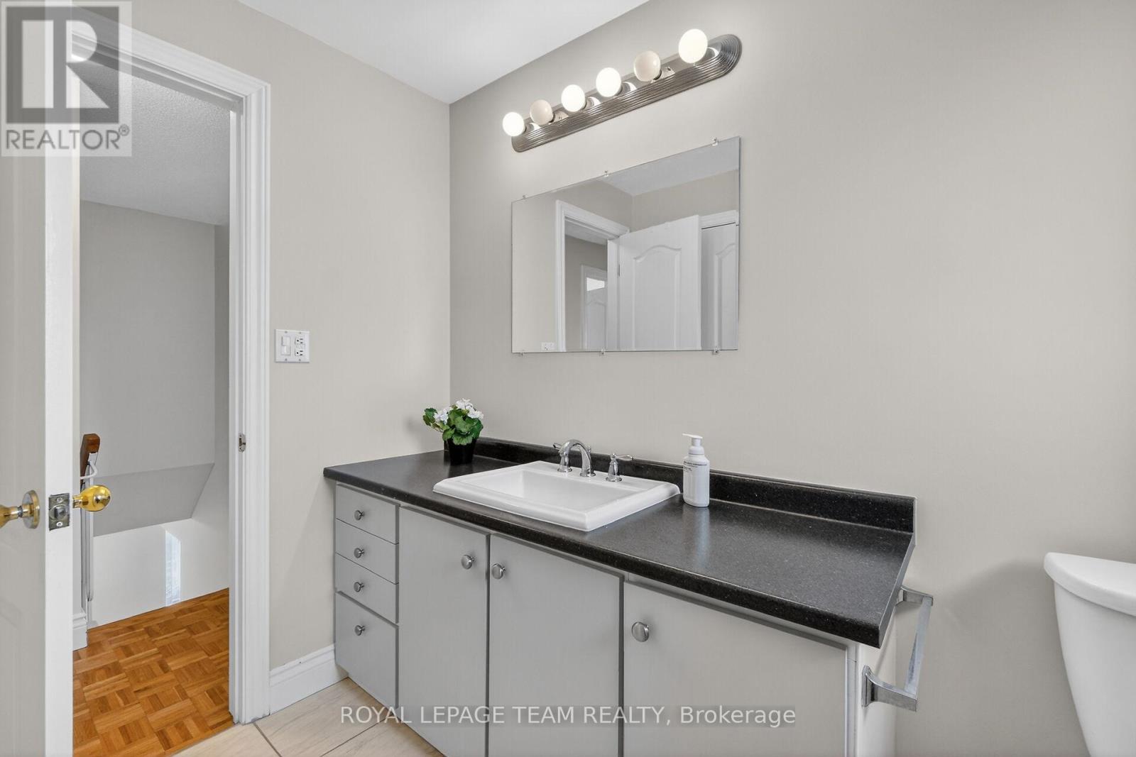 98 CANTER BOULEVARD - 32