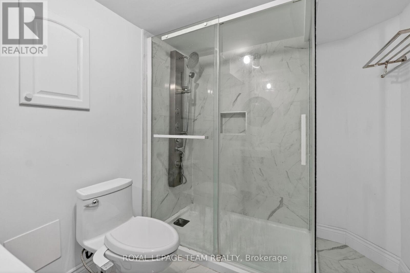98 CANTER BOULEVARD - 39