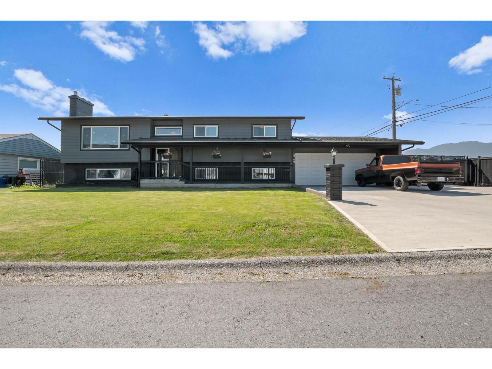 8789 BUTCHART STREET, Chilliwack Proper South