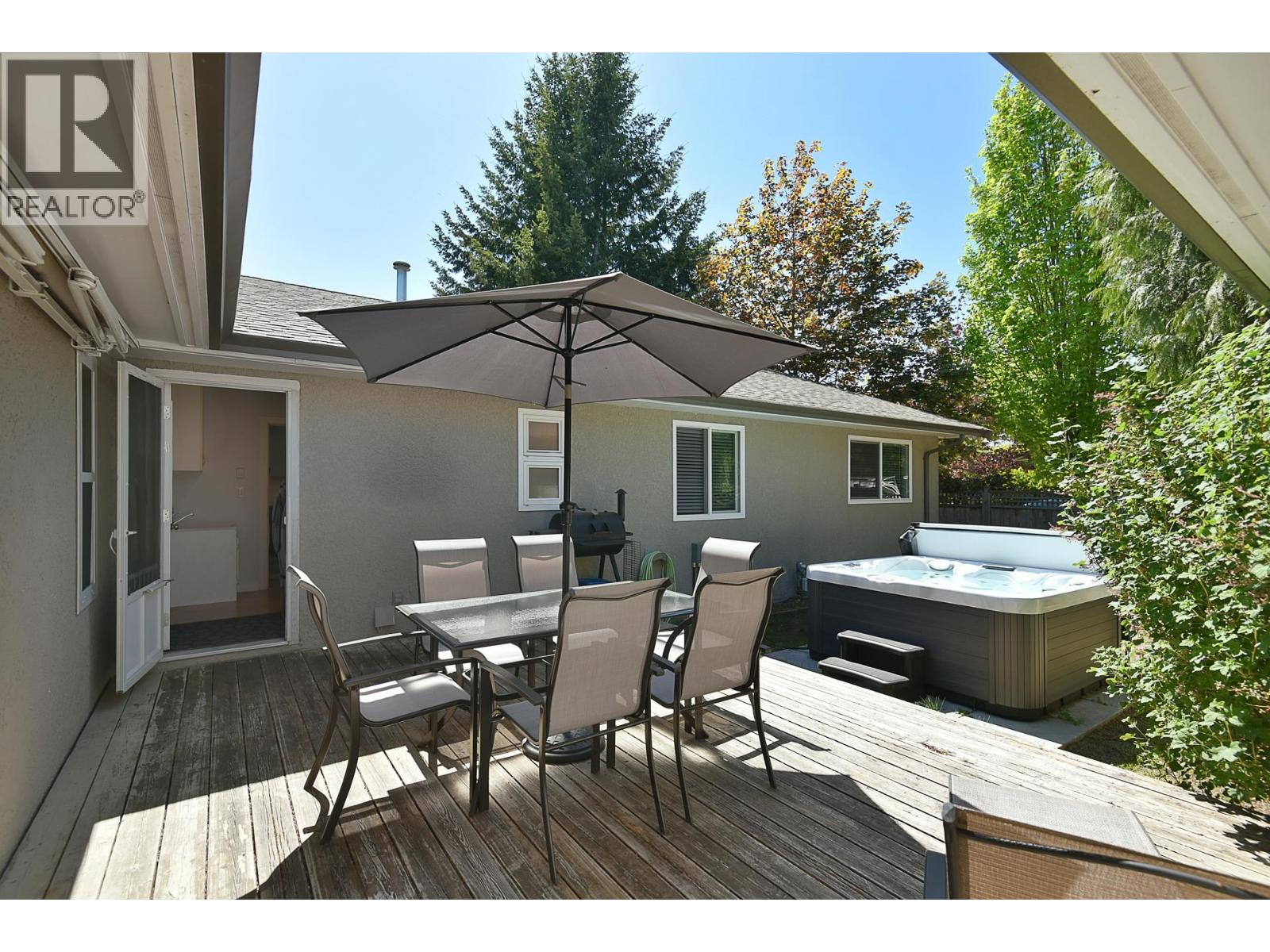 5784 MEDUSA STREET, Sechelt