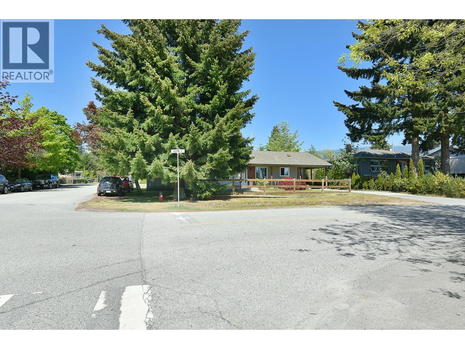 5784 MEDUSA STREET, Sechelt