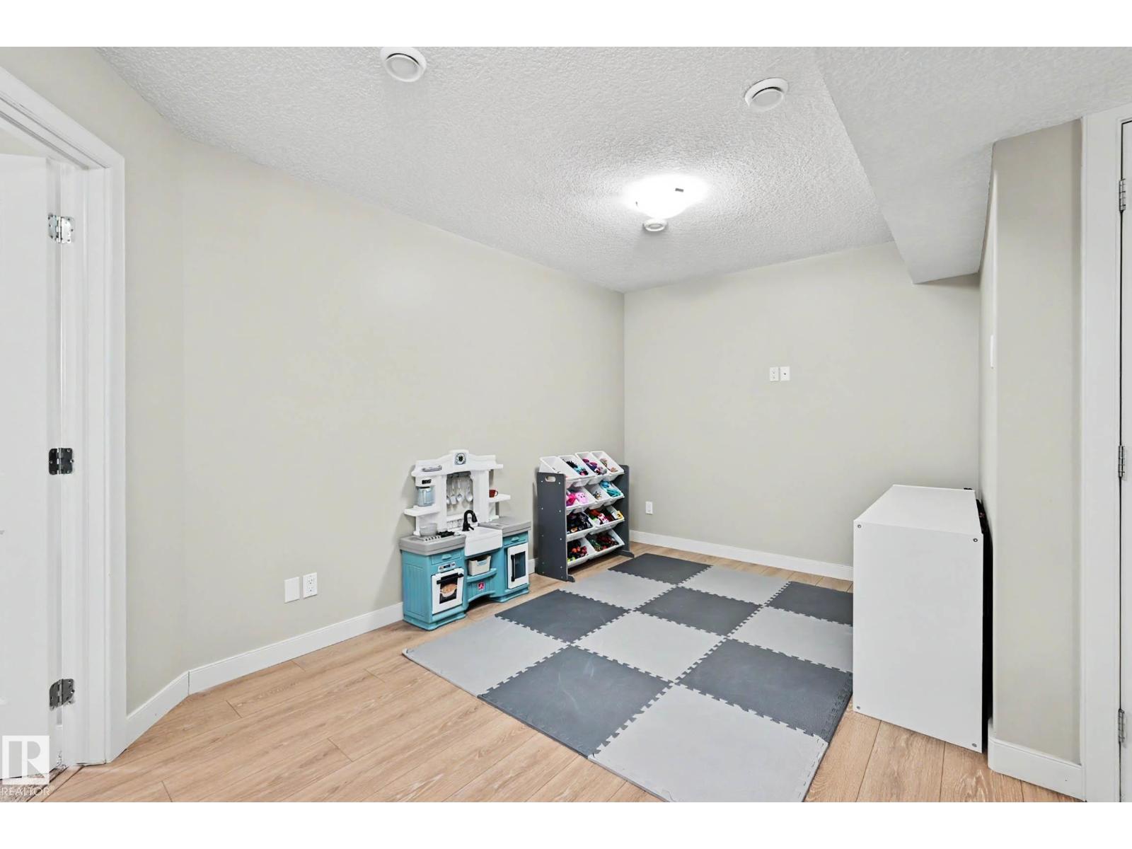 9483 227 ST NW - 26