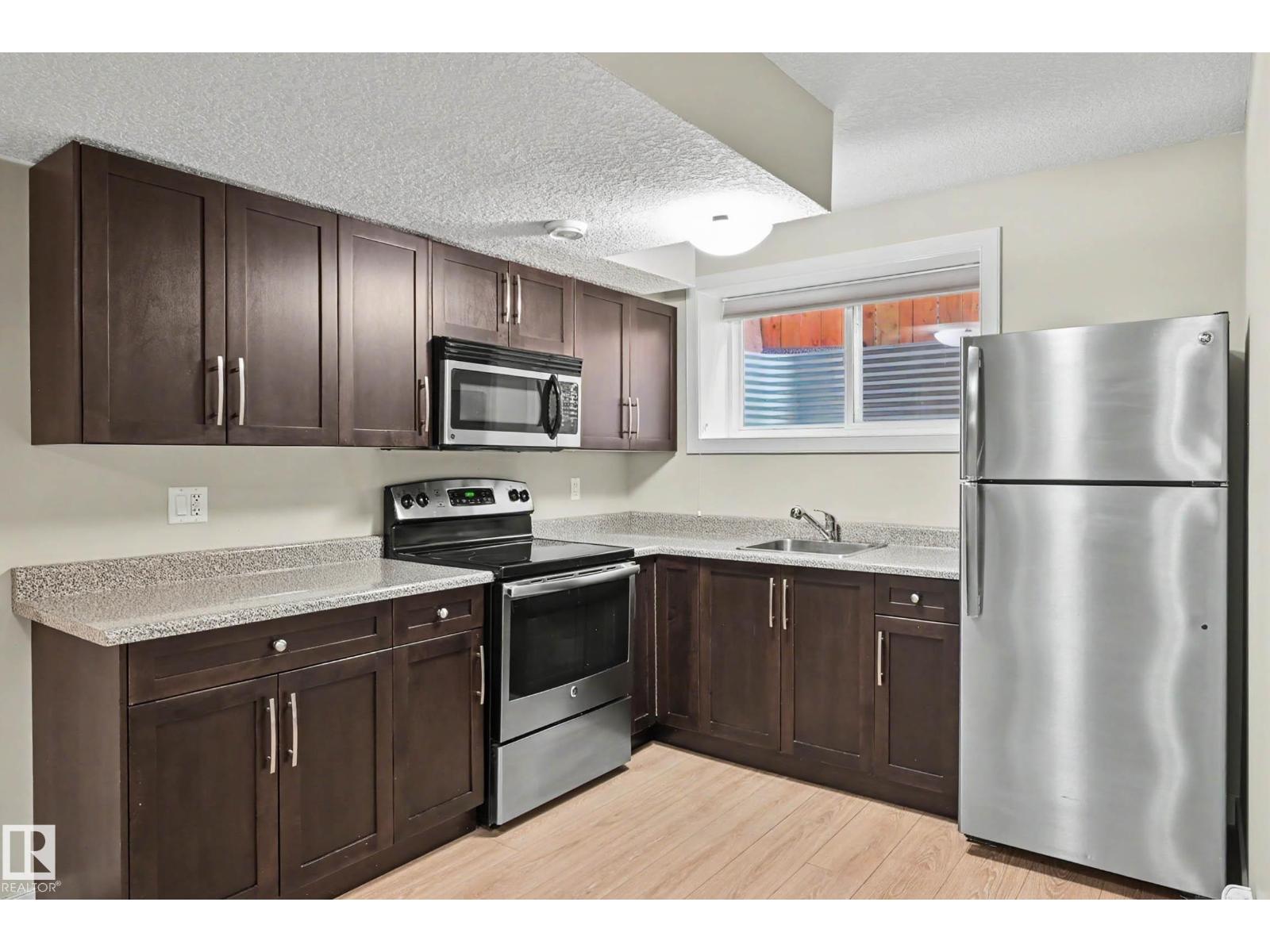 9483 227 ST NW - 29