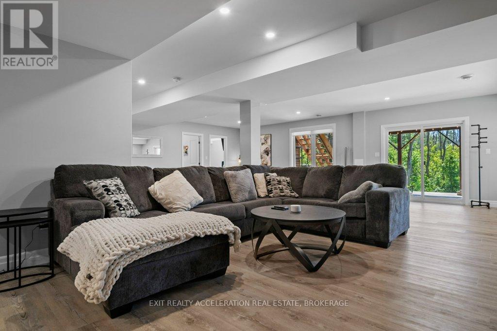 79 HARTWOOD CRESCENT - 28